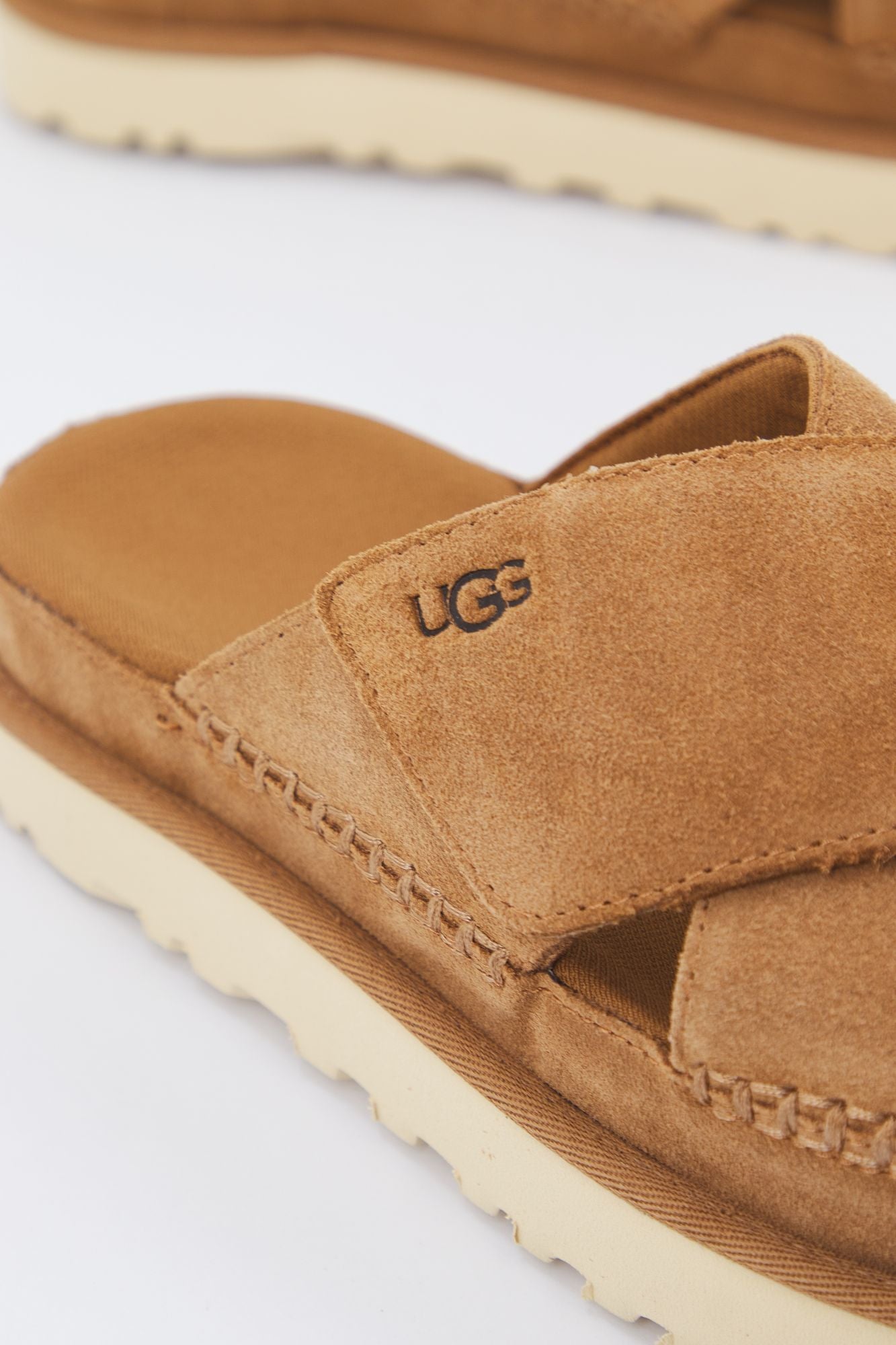 UGG W GOLDENSTAR CROSS SLIDE en color MARRON (2)