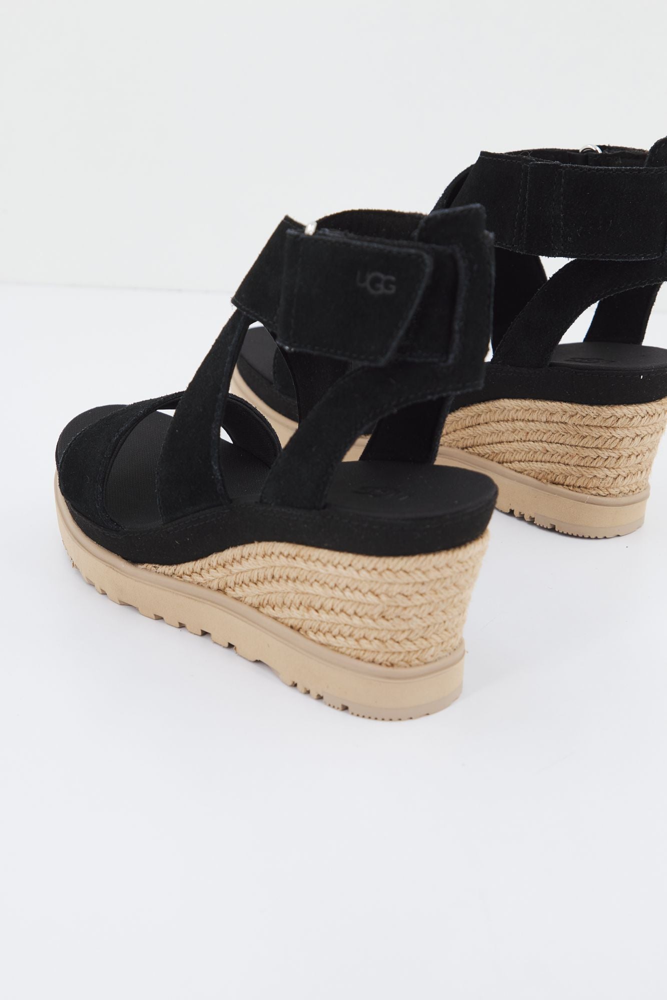 UGG W ILEANA ANKLE en color NEGRO (3)