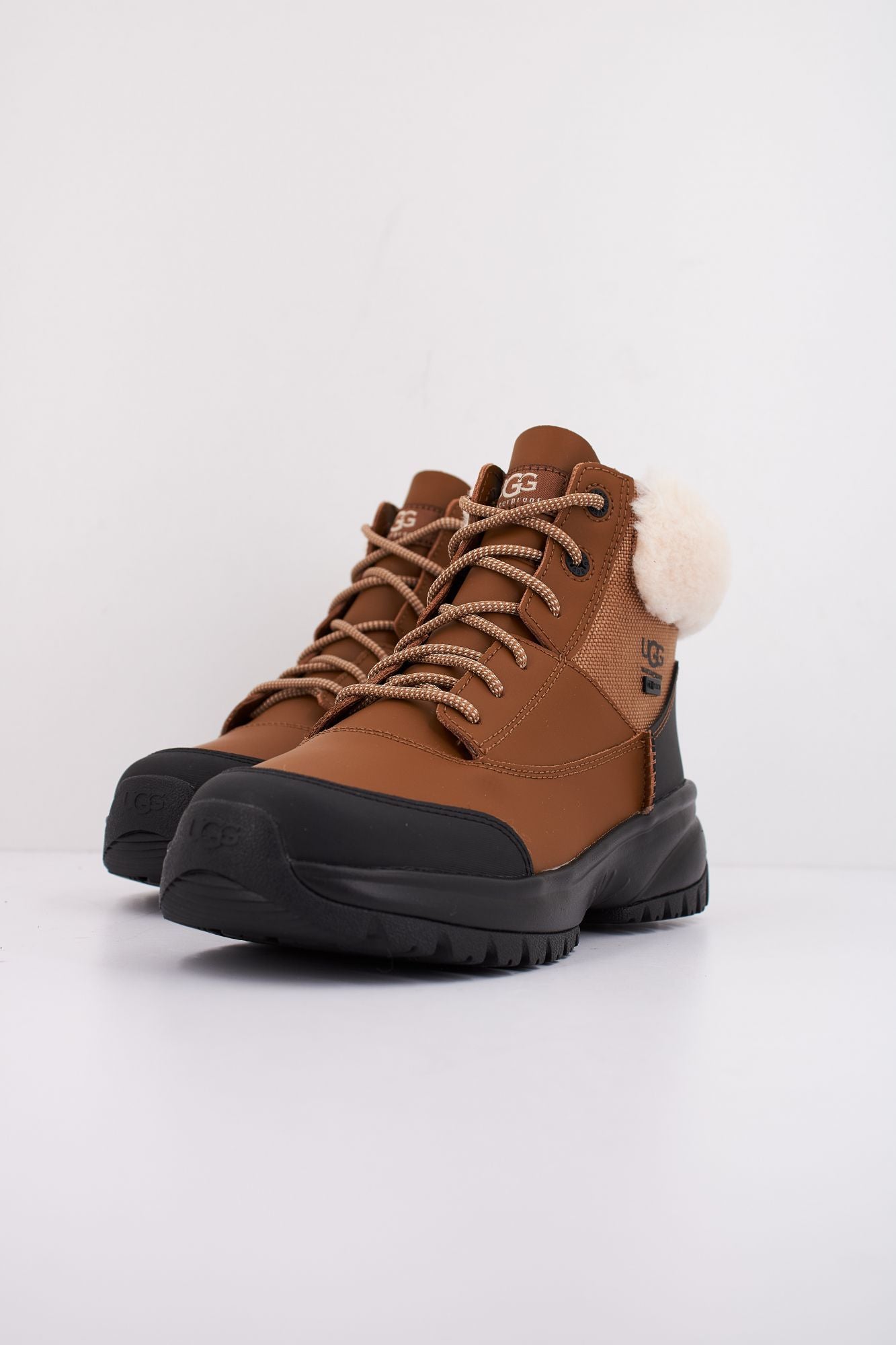 UGG W YOSE FLUFF V2 en color MARRON (2)