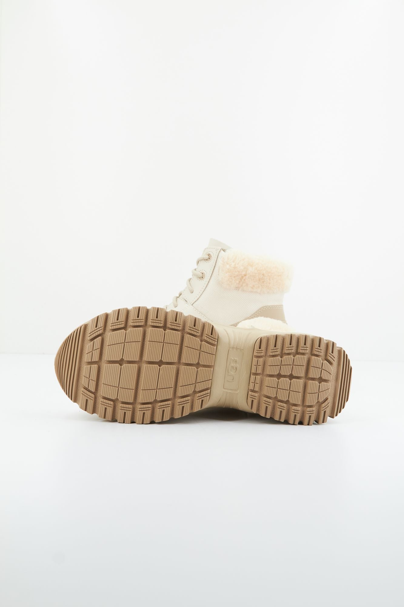 UGG W YOSE FLUFF V2 en color BEIS (4)
