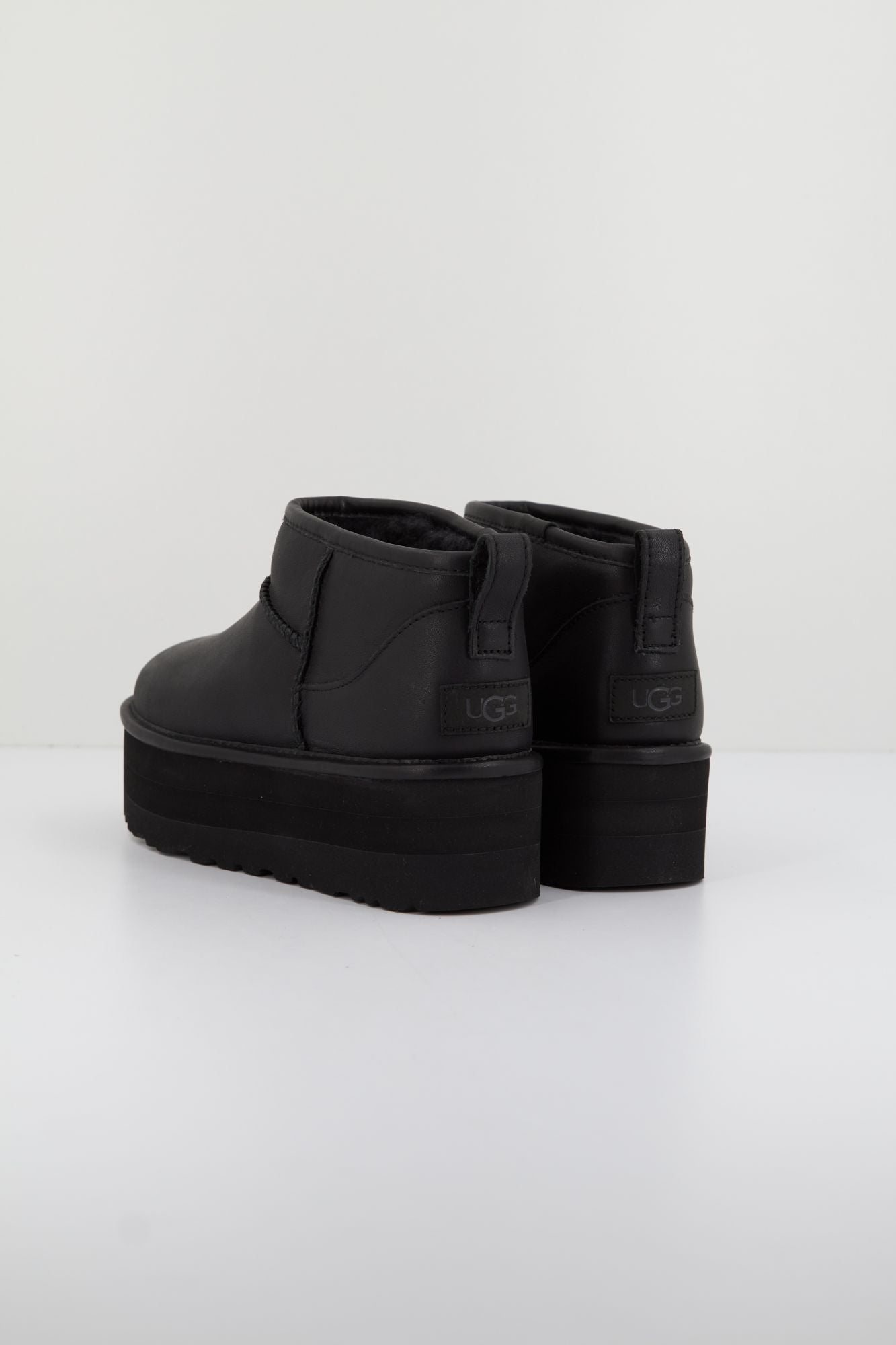 UGG W CLASSIC ULTRA MINI PLATFORM en color NEGRO (3)
