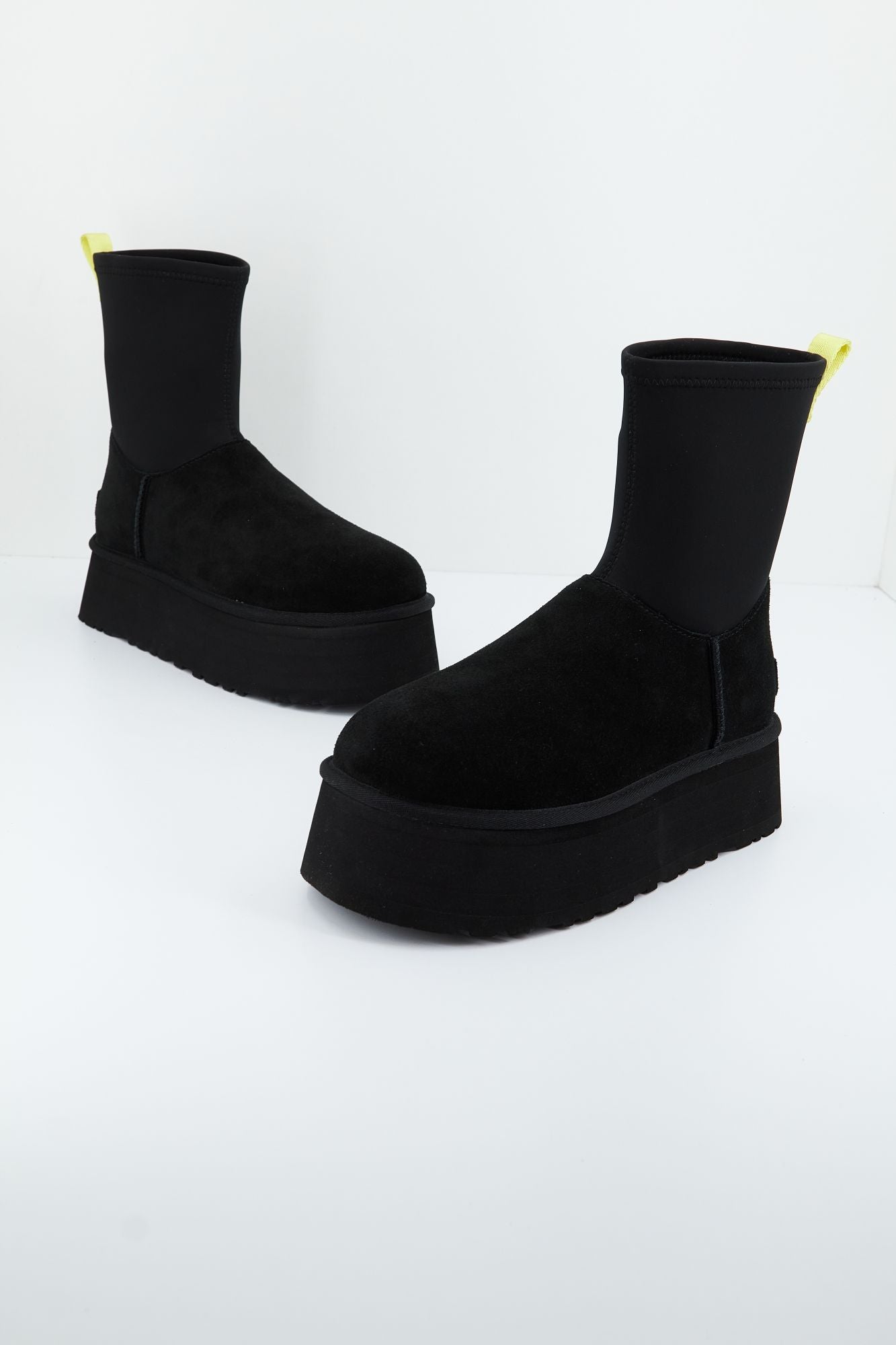 UGG W CLASSIC DIPPER en color NEGRO (1)