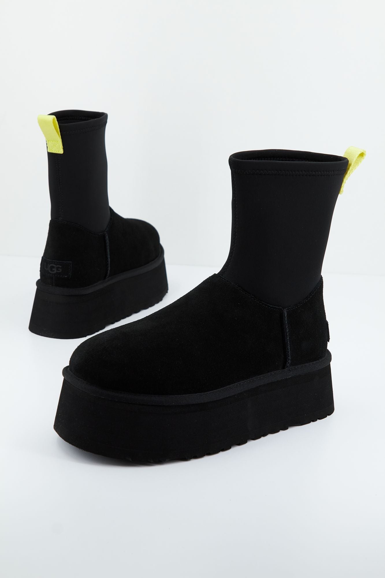 UGG W CLASSIC DIPPER en color NEGRO (3)