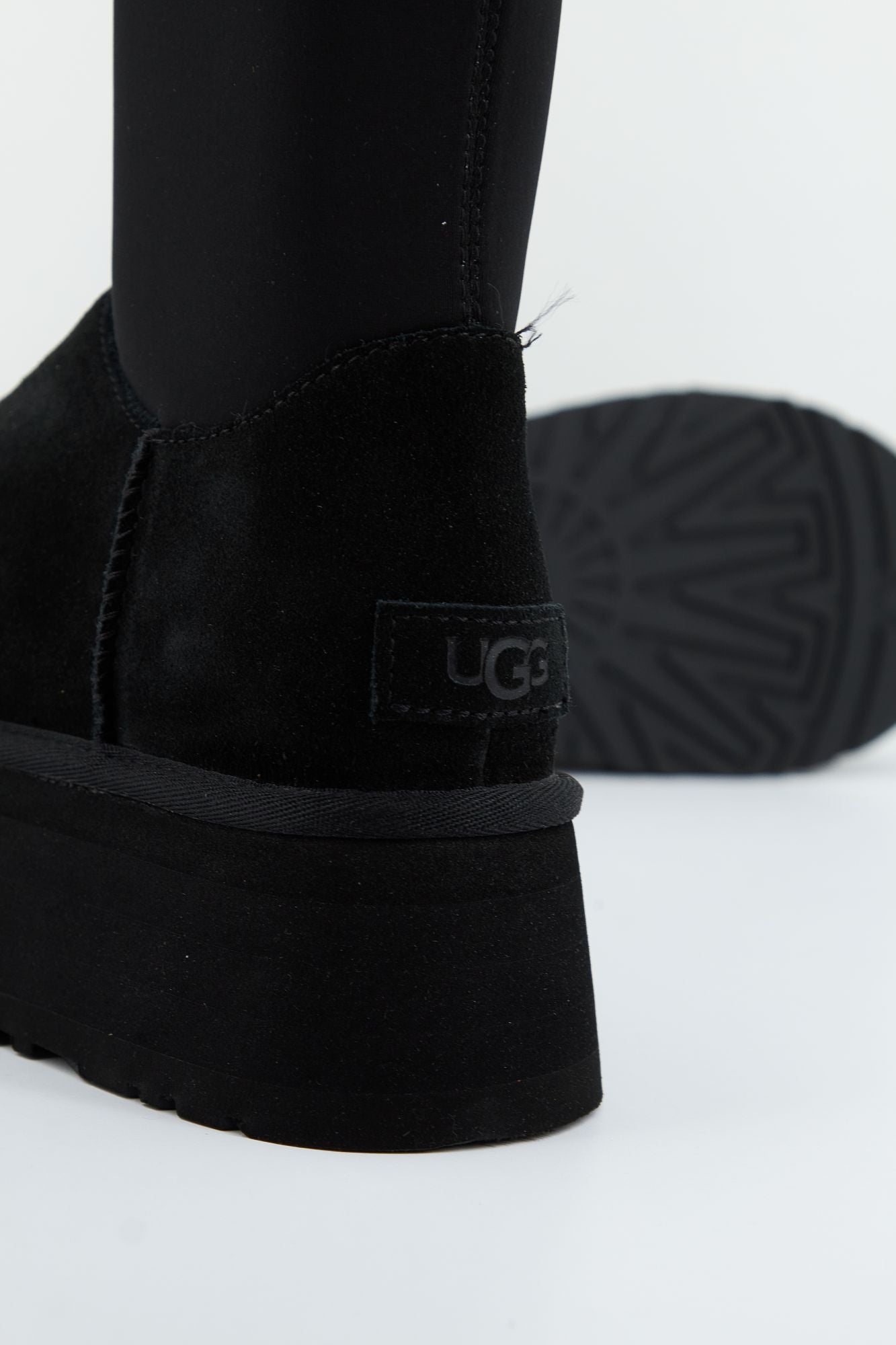 UGG W CLASSIC DIPPER en color NEGRO (4)