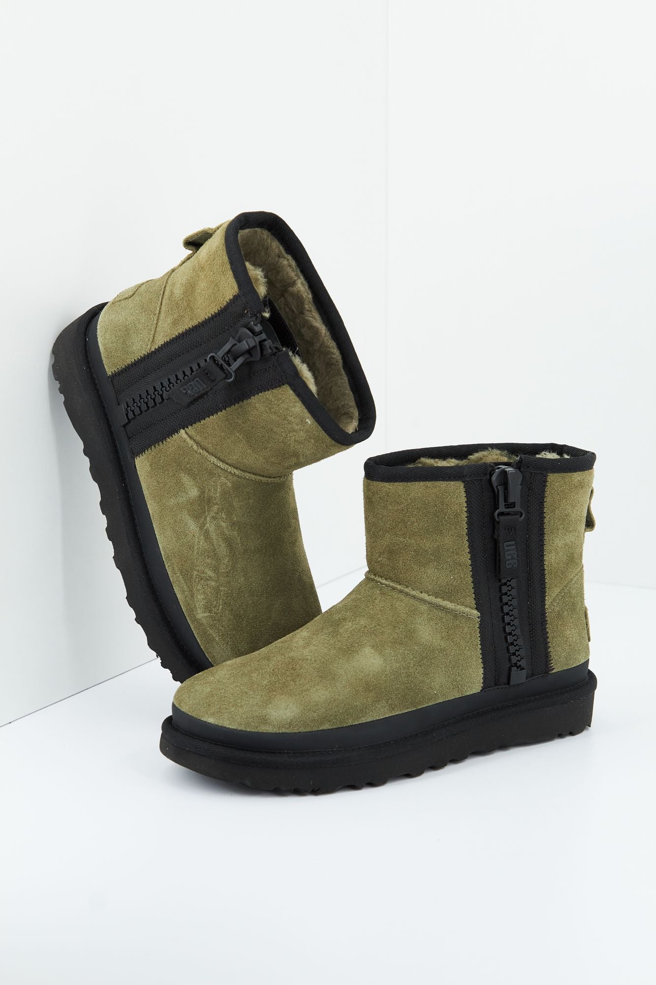 UGG W CLASSIC MINI ZIPPER TAPE en color VERDE (1)