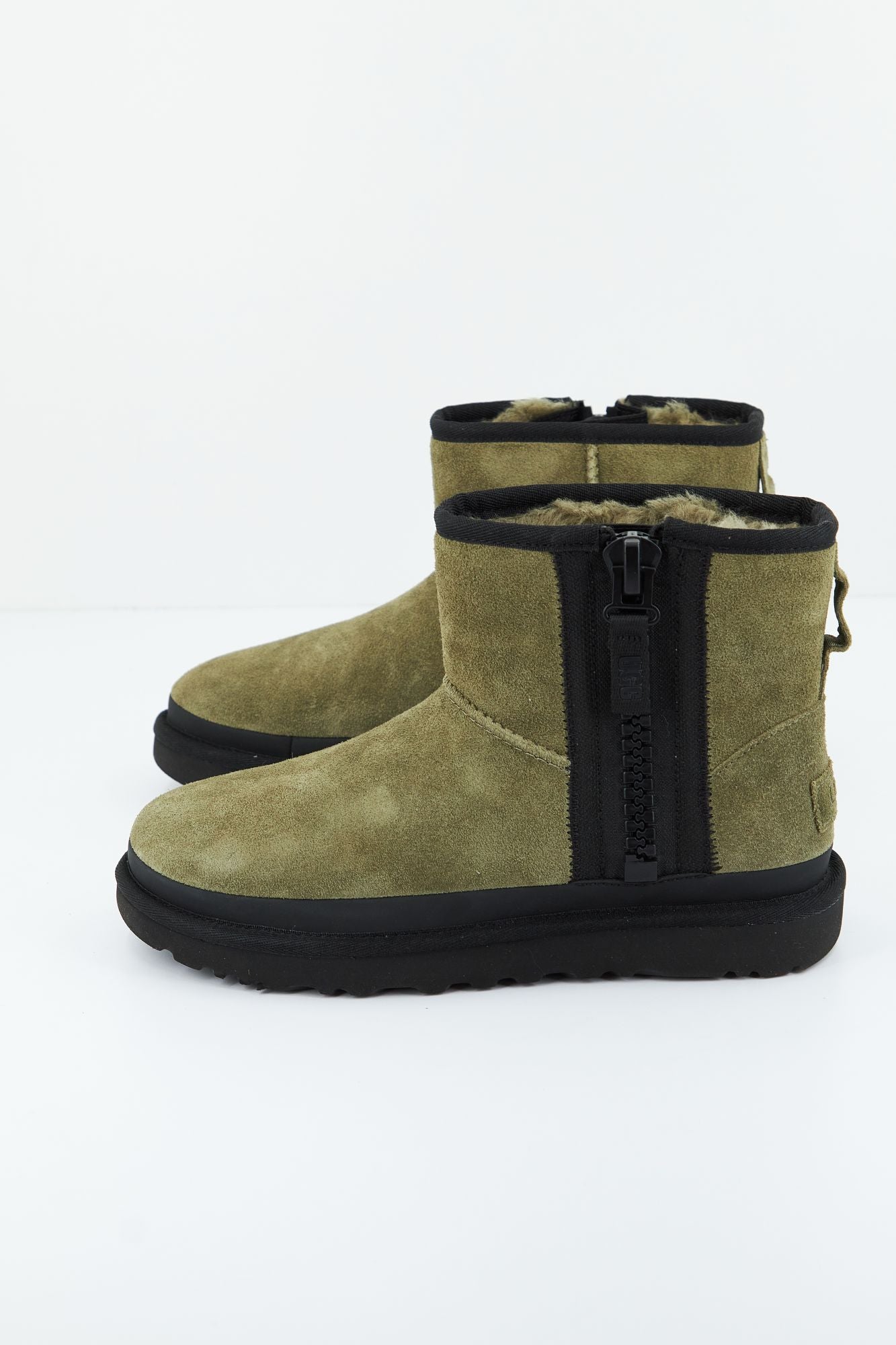 UGG W CLASSIC MINI ZIPPER TAPE en color VERDE (3)