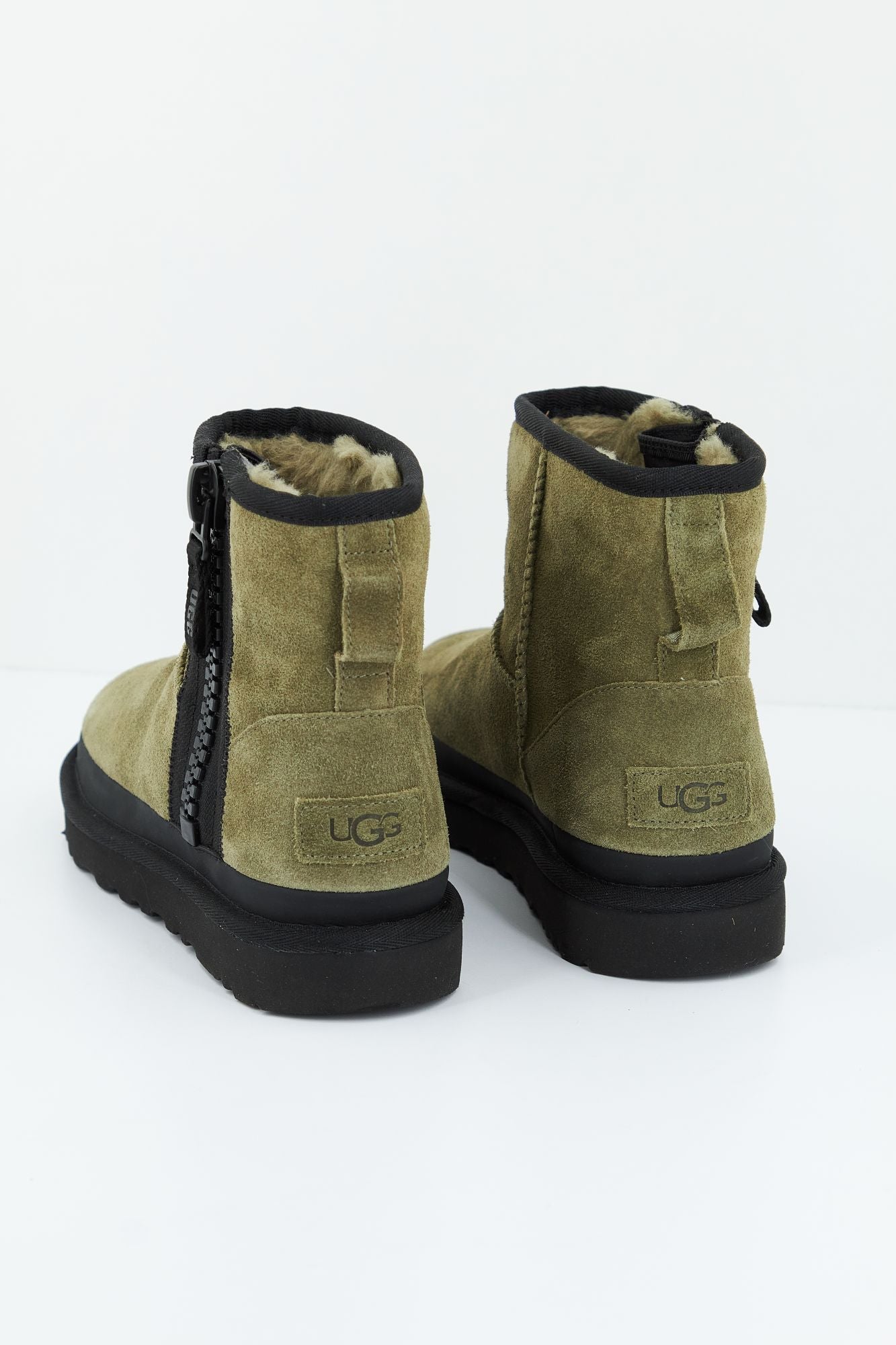 UGG W CLASSIC MINI ZIPPER TAPE en color VERDE (4)