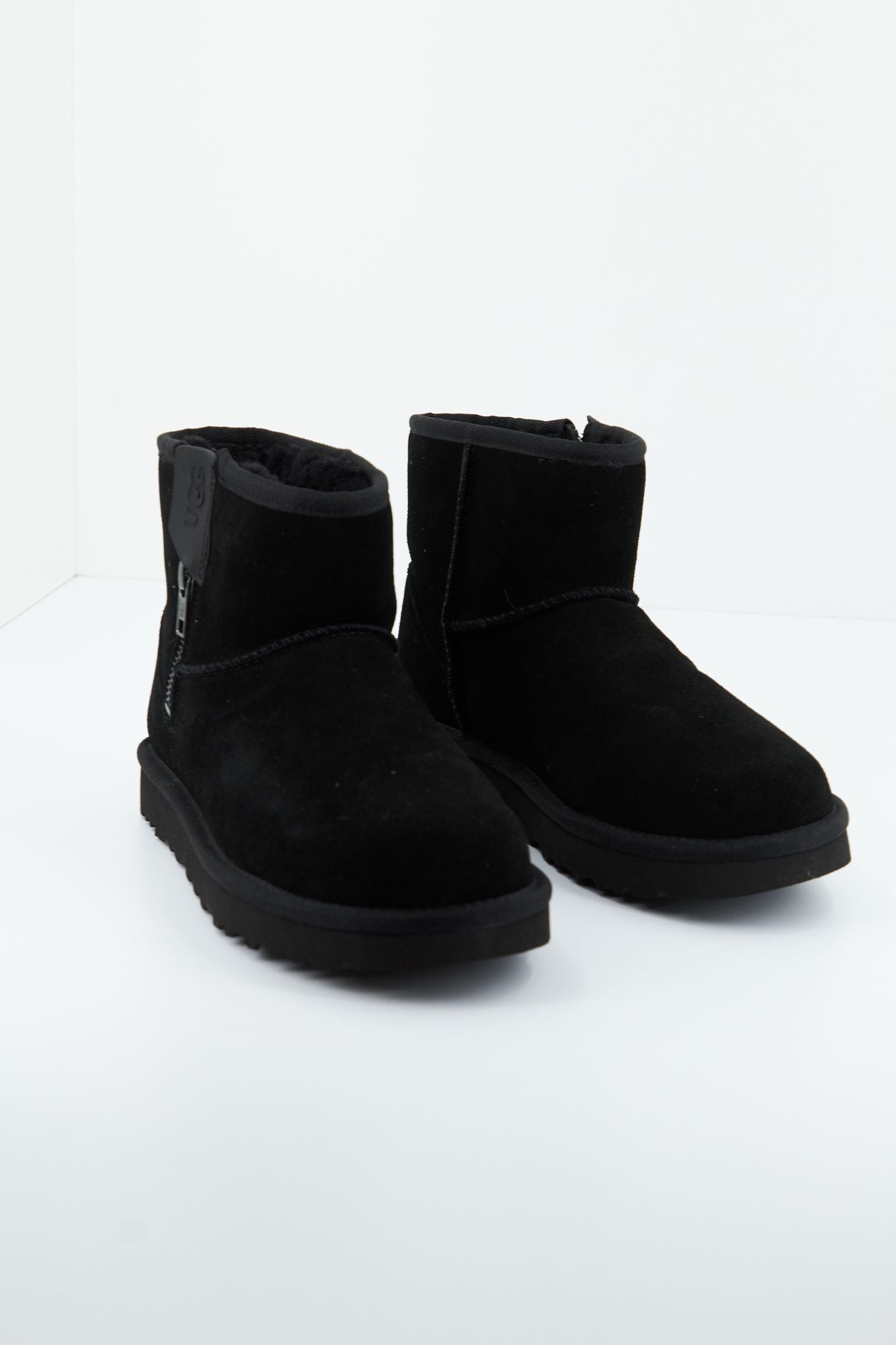 UGG CLASSIC MINI BAILEY ZIP en color NEGRO (2)