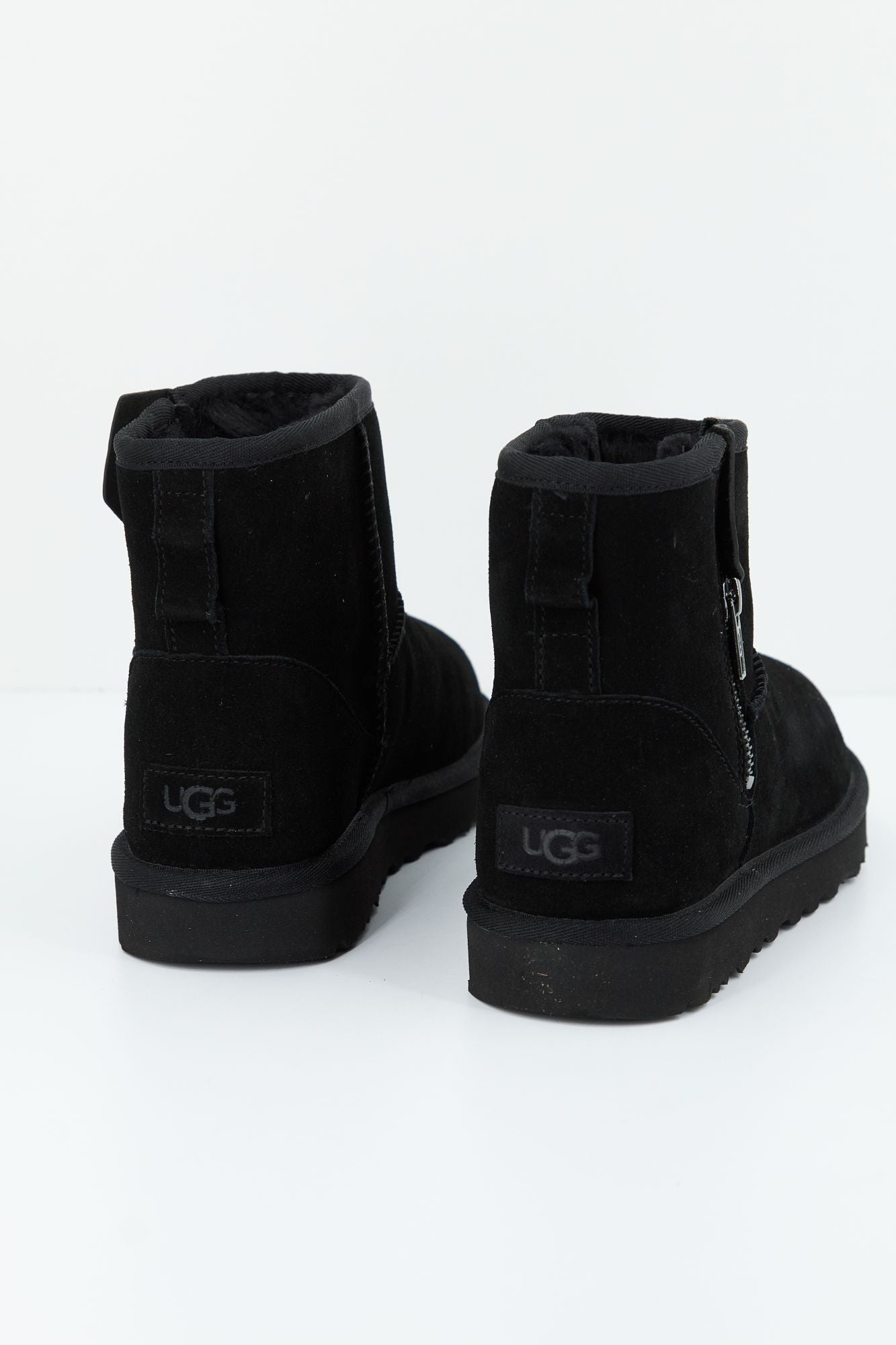 UGG CLASSIC MINI BAILEY ZIP en color NEGRO (4)