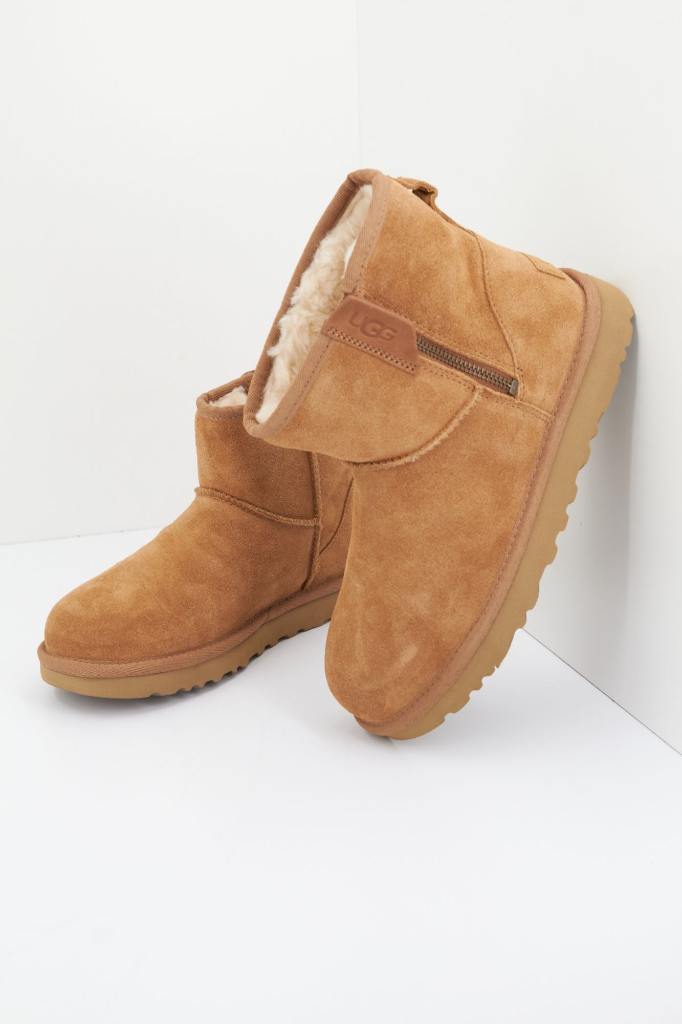 UGG CLASSIC MINI BAILEY ZIP en color MARRON CLARO (1)