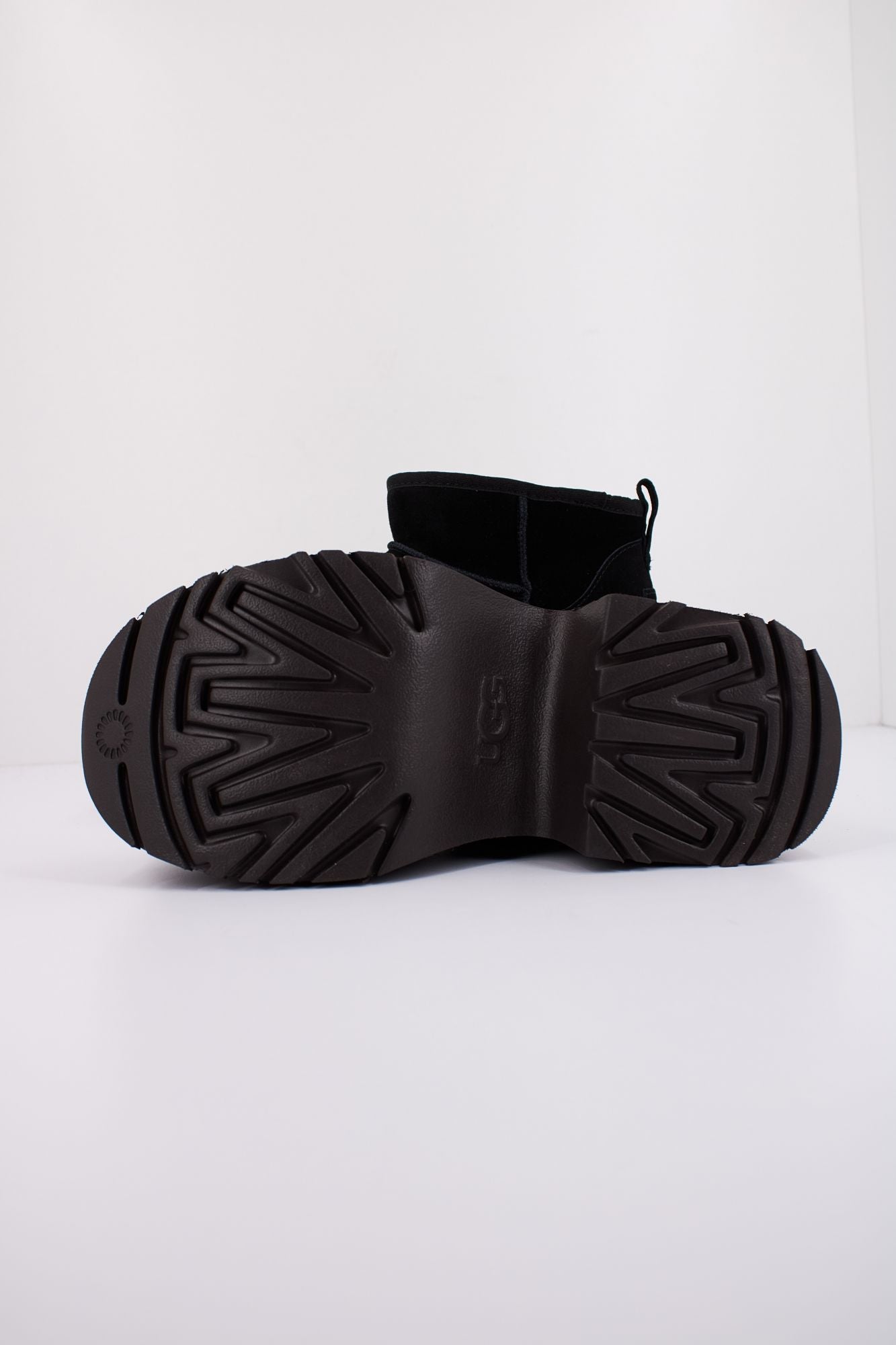 UGG CLASSIC ULTRA MINI NEW H en color NEGRO (5)