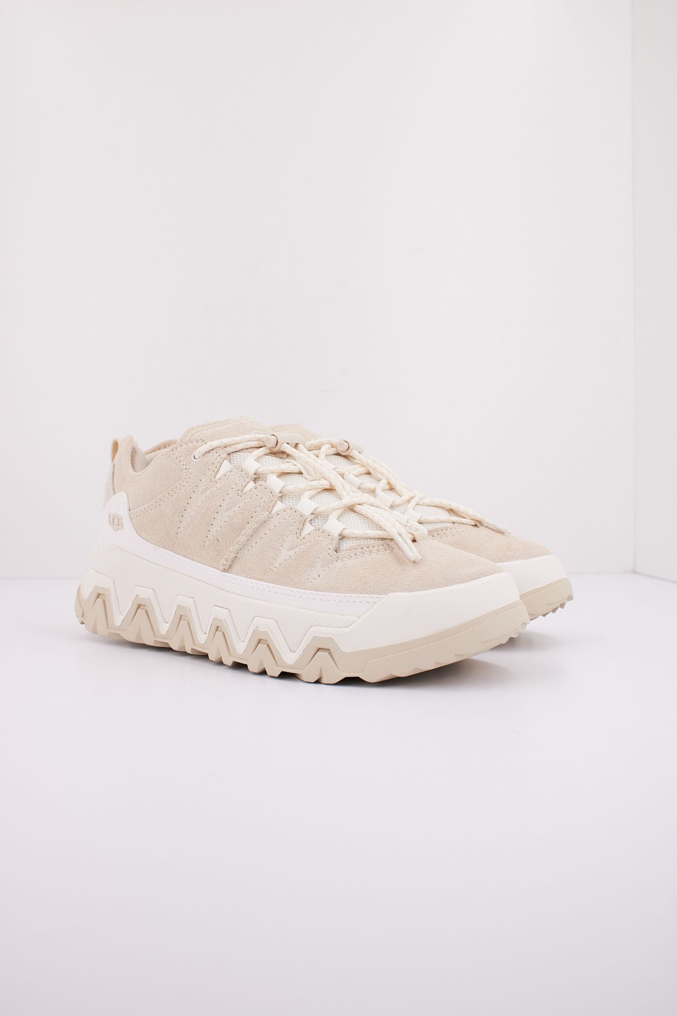 UGG W CAPTRAIL LOW en color BEIS (2)