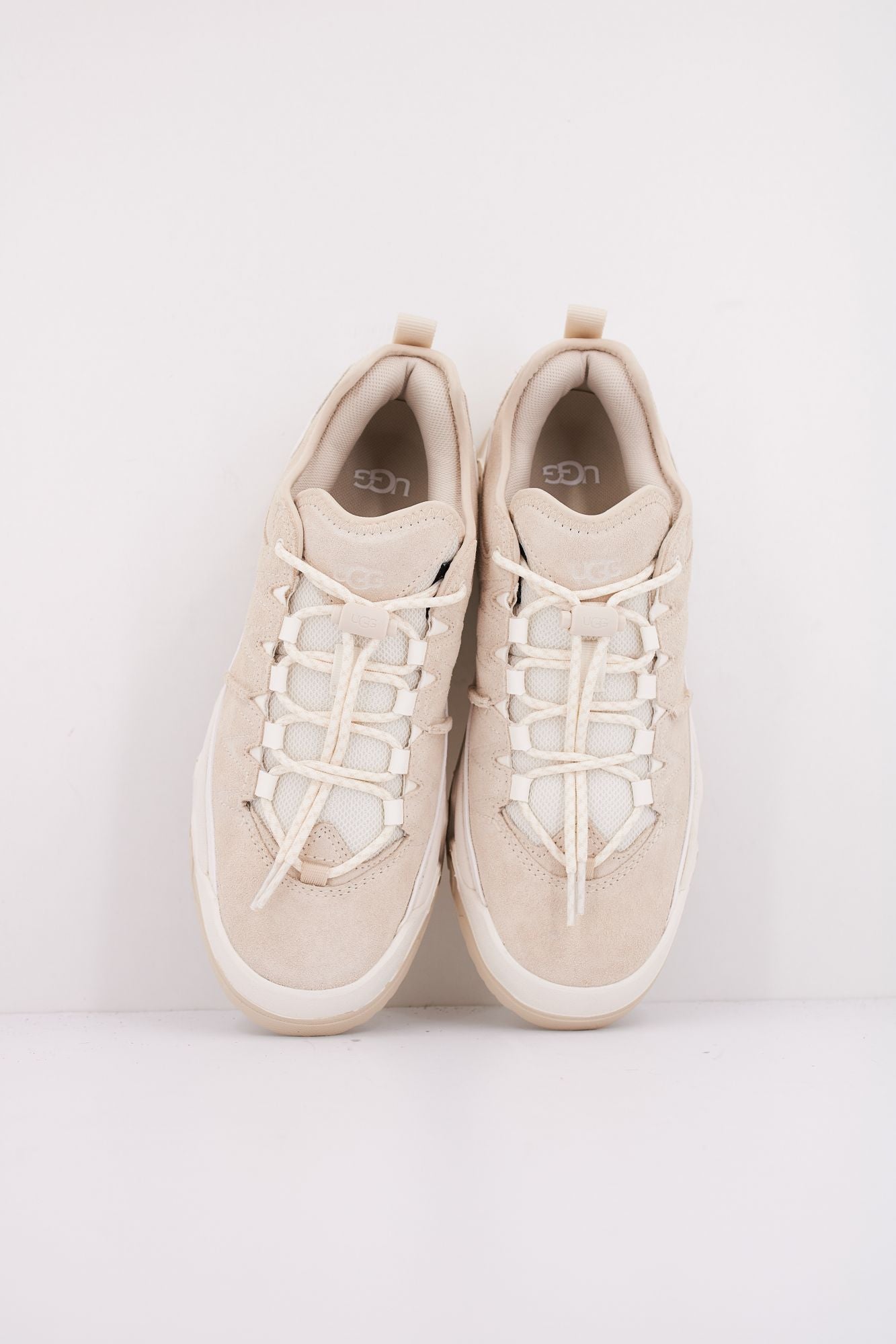 UGG W CAPTRAIL LOW en color BEIS (3)