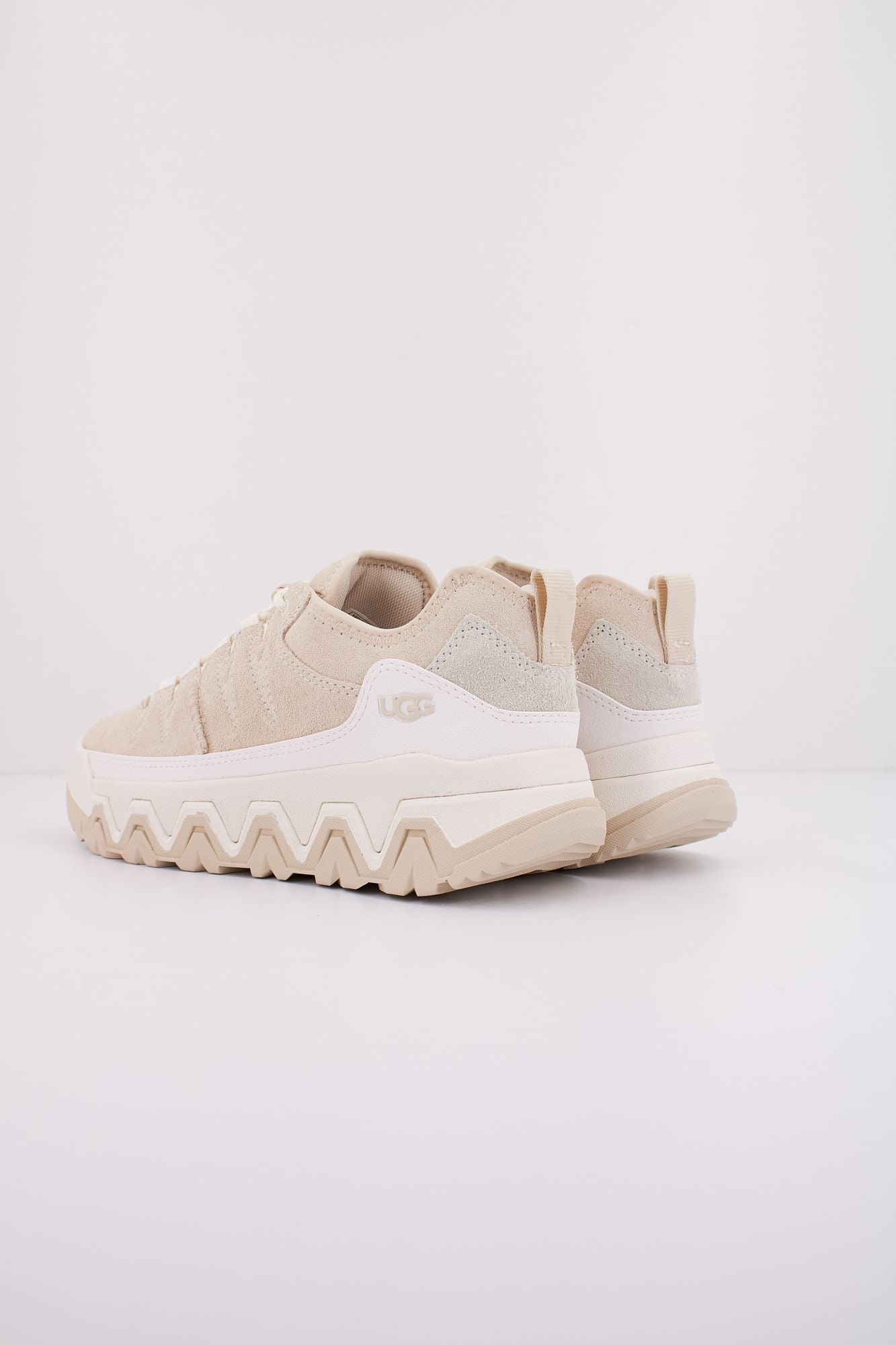 UGG W CAPTRAIL LOW en color BEIS (4)