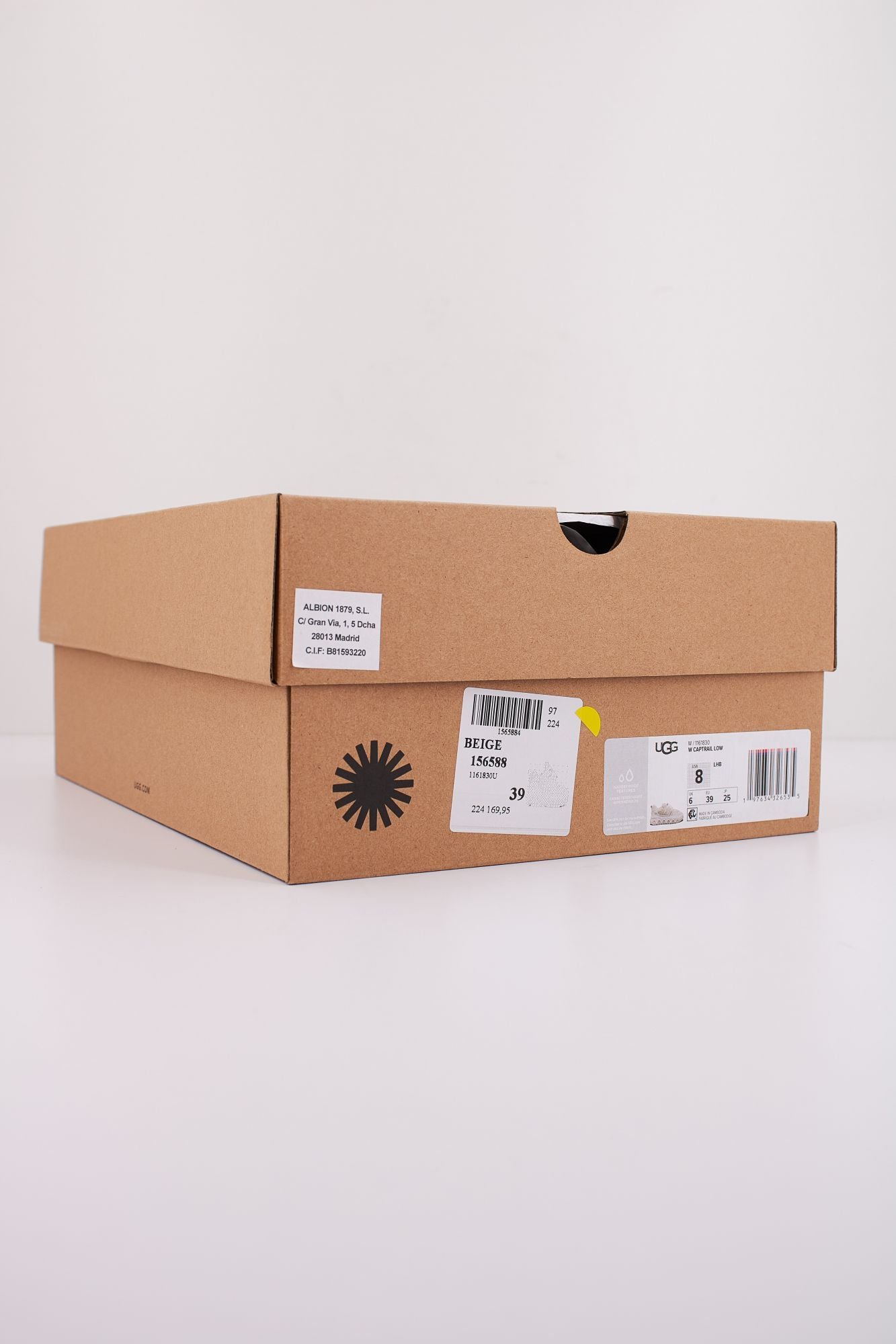 UGG W CAPTRAIL LOW en color BEIS (6)
