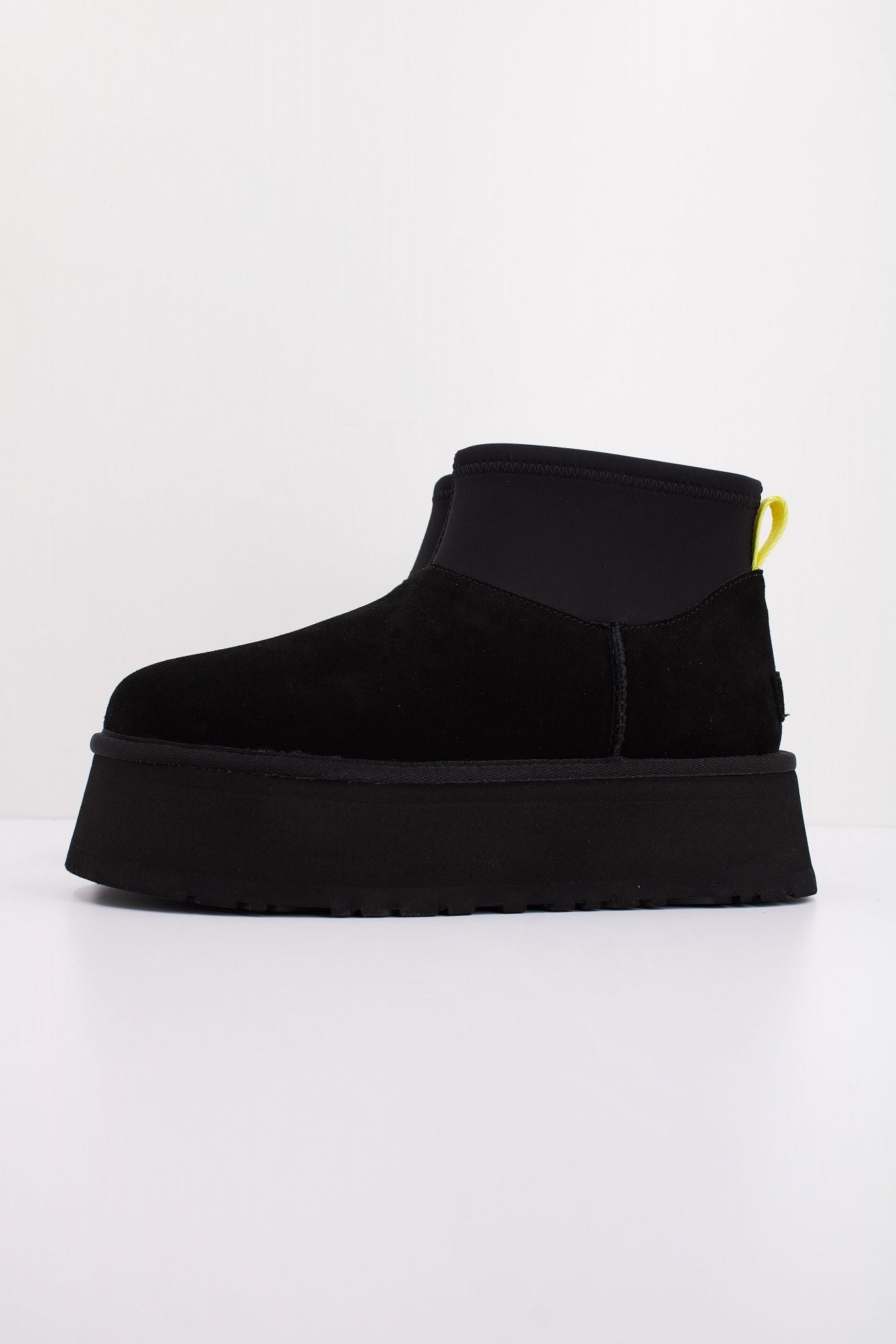 UGG CLASSIC MINI DIPPER en color NEGRO (1)