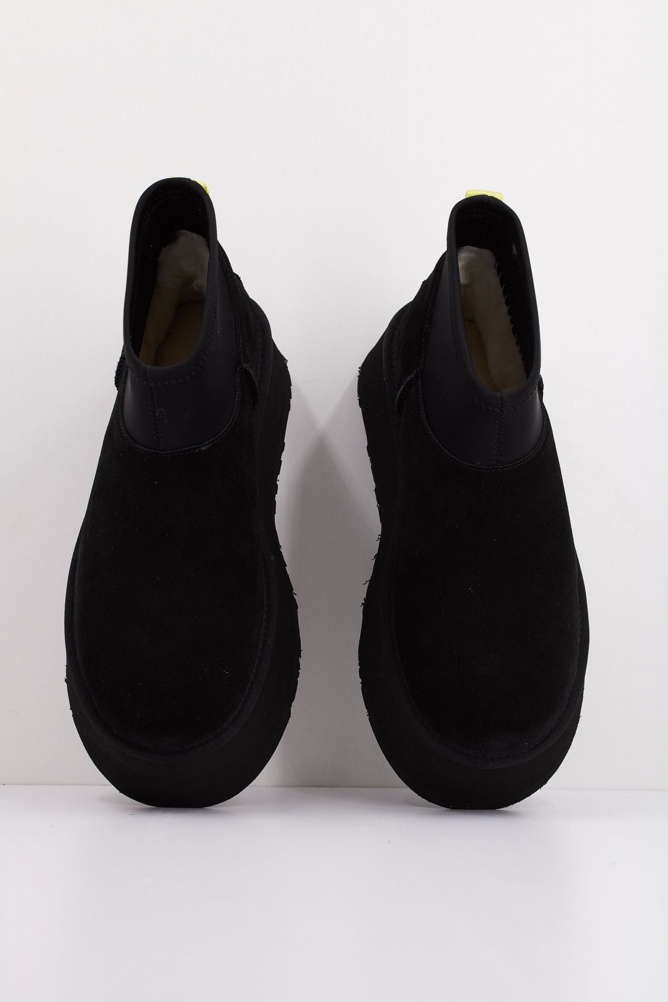 UGG CLASSIC MINI DIPPER en color NEGRO (3)