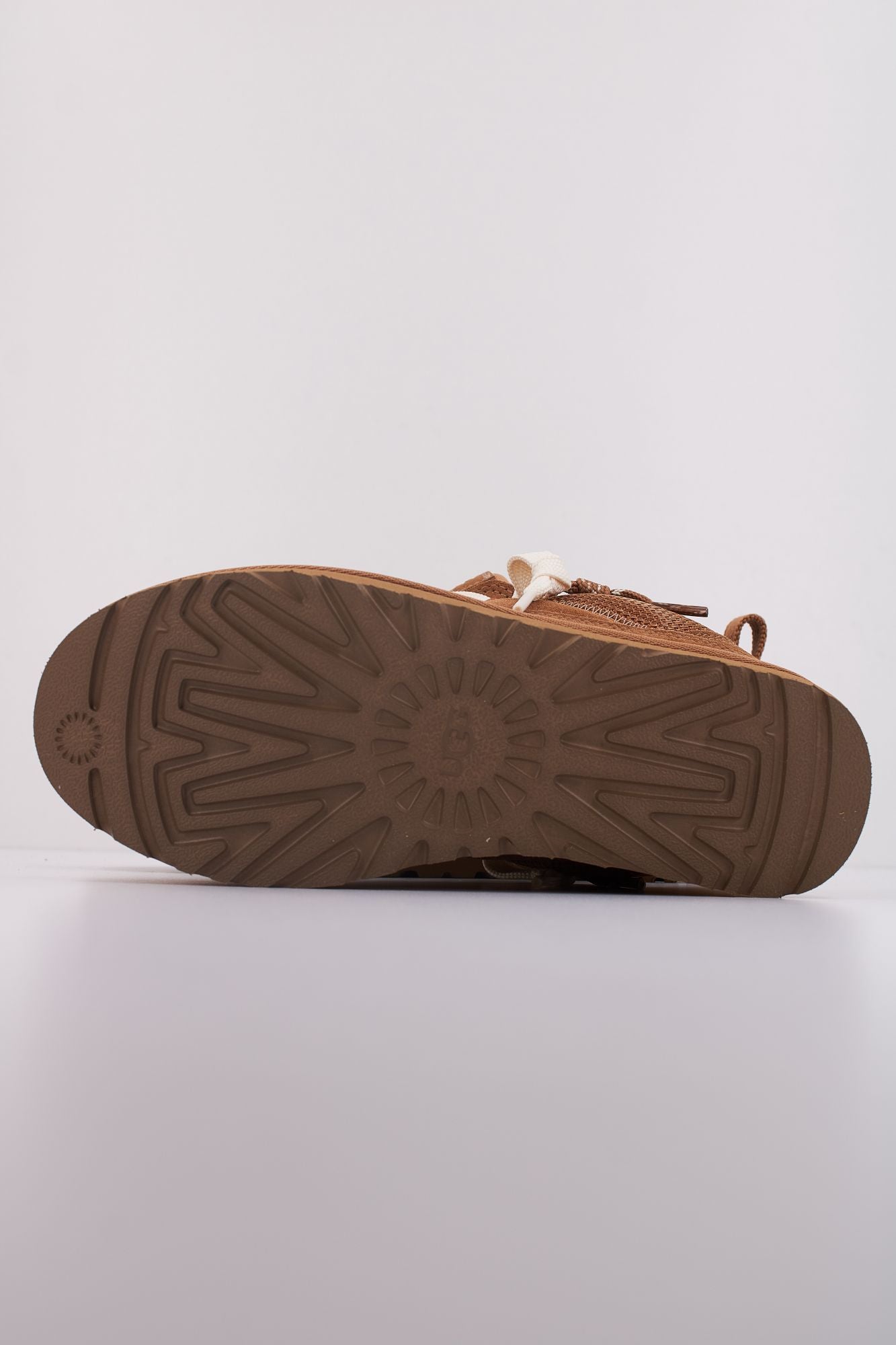 UGG LOWMEL en color MARRON (5)