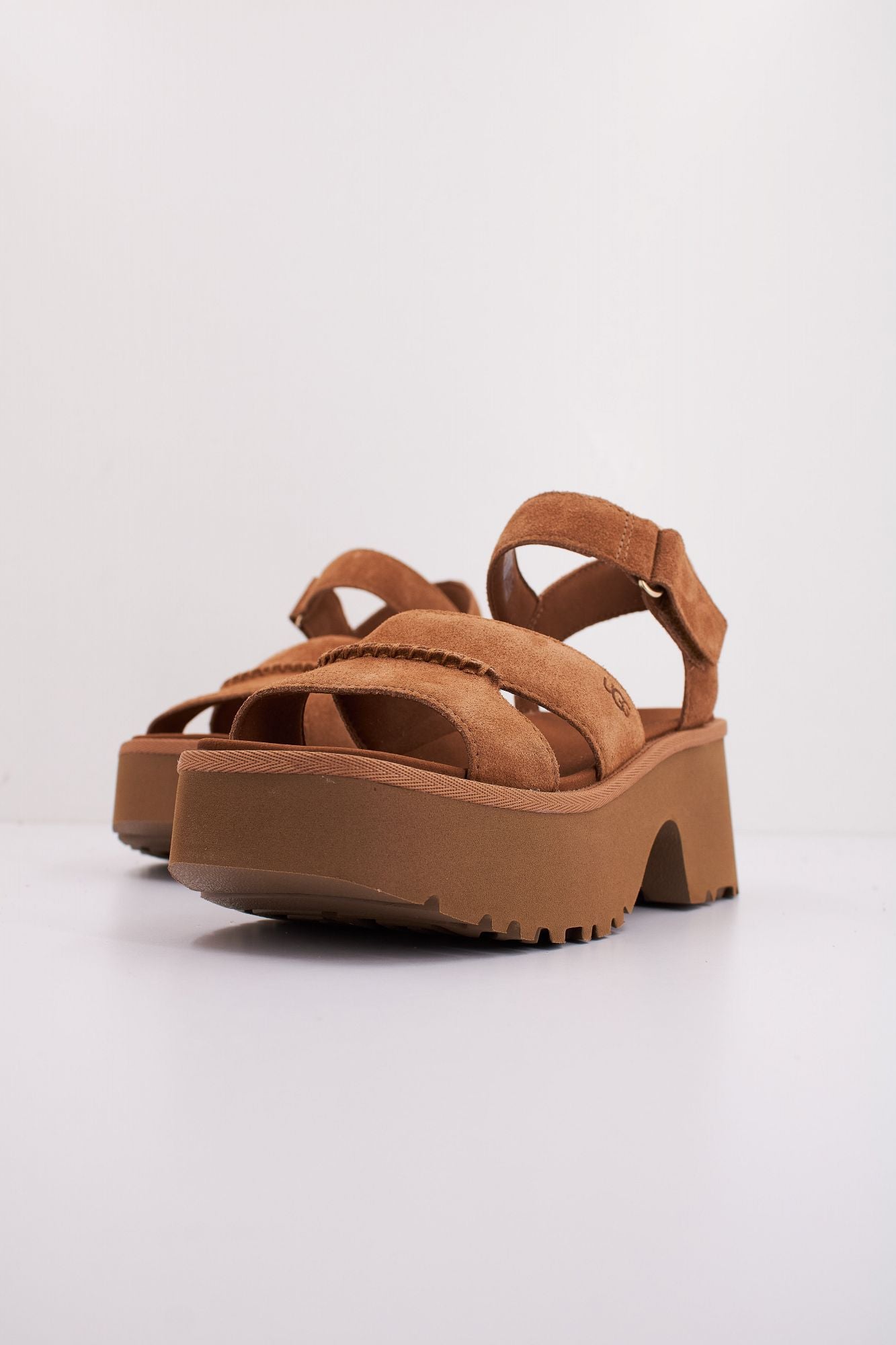 UGG W NEW HEIGHTS ANKLE STRAP en color MARRON CLARO (2)