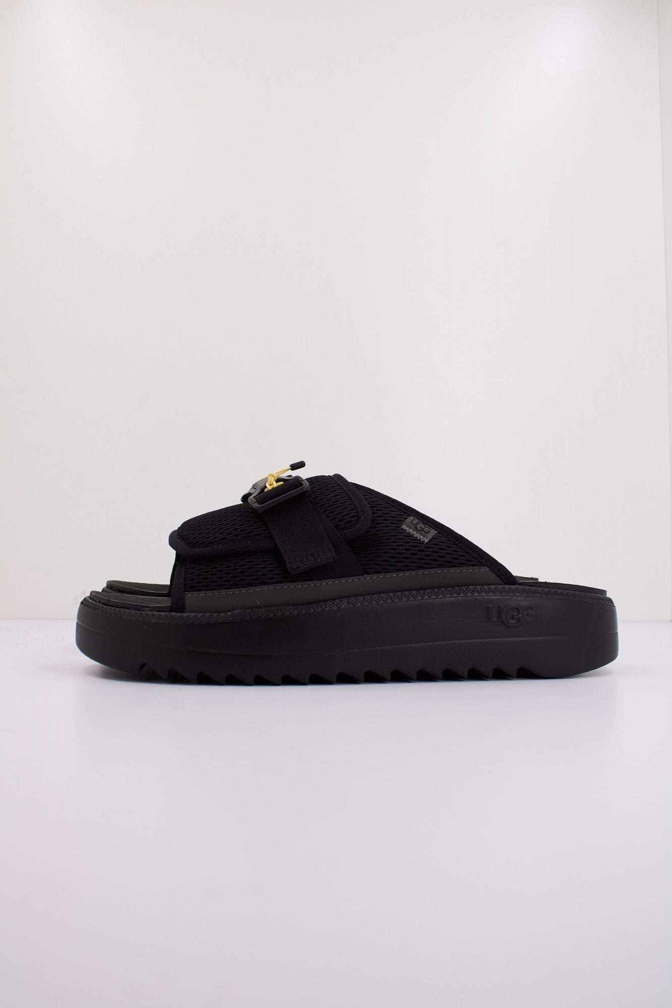 UGG M MAXXER SLIDE en color NEGRO (1)