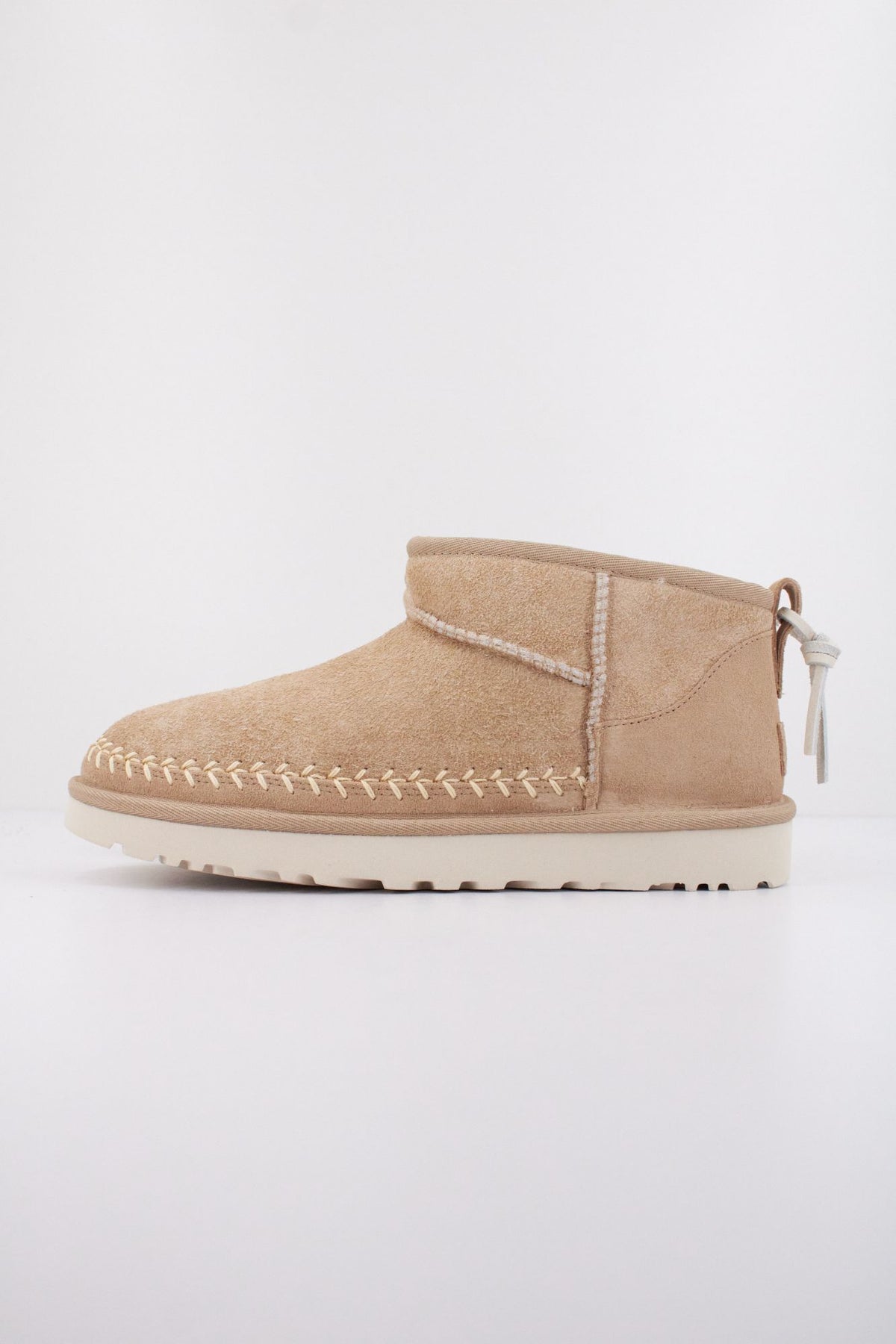 UGG W CLASSIC ULTRA MINI BIARRITZ en color BEIS (1)