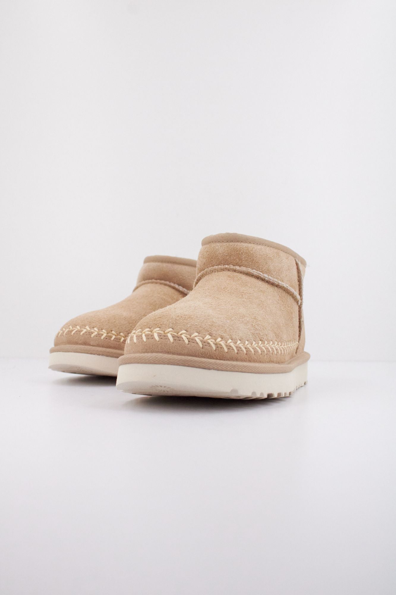 UGG W CLASSIC ULTRA MINI BIARRITZ en color BEIS (2)