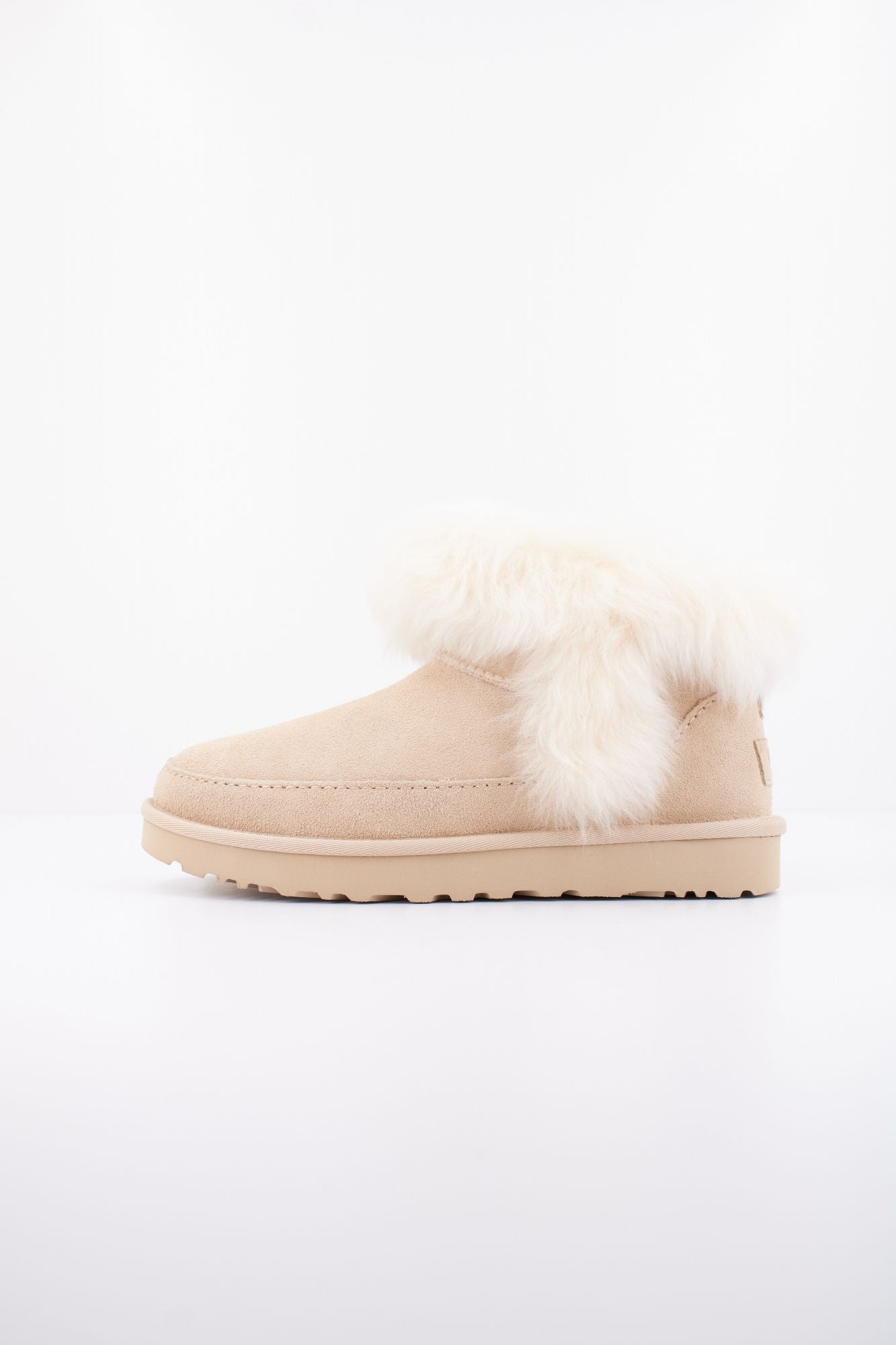UGG W CLASSIC ULTRA MINI CHALE en color BEIS (1)