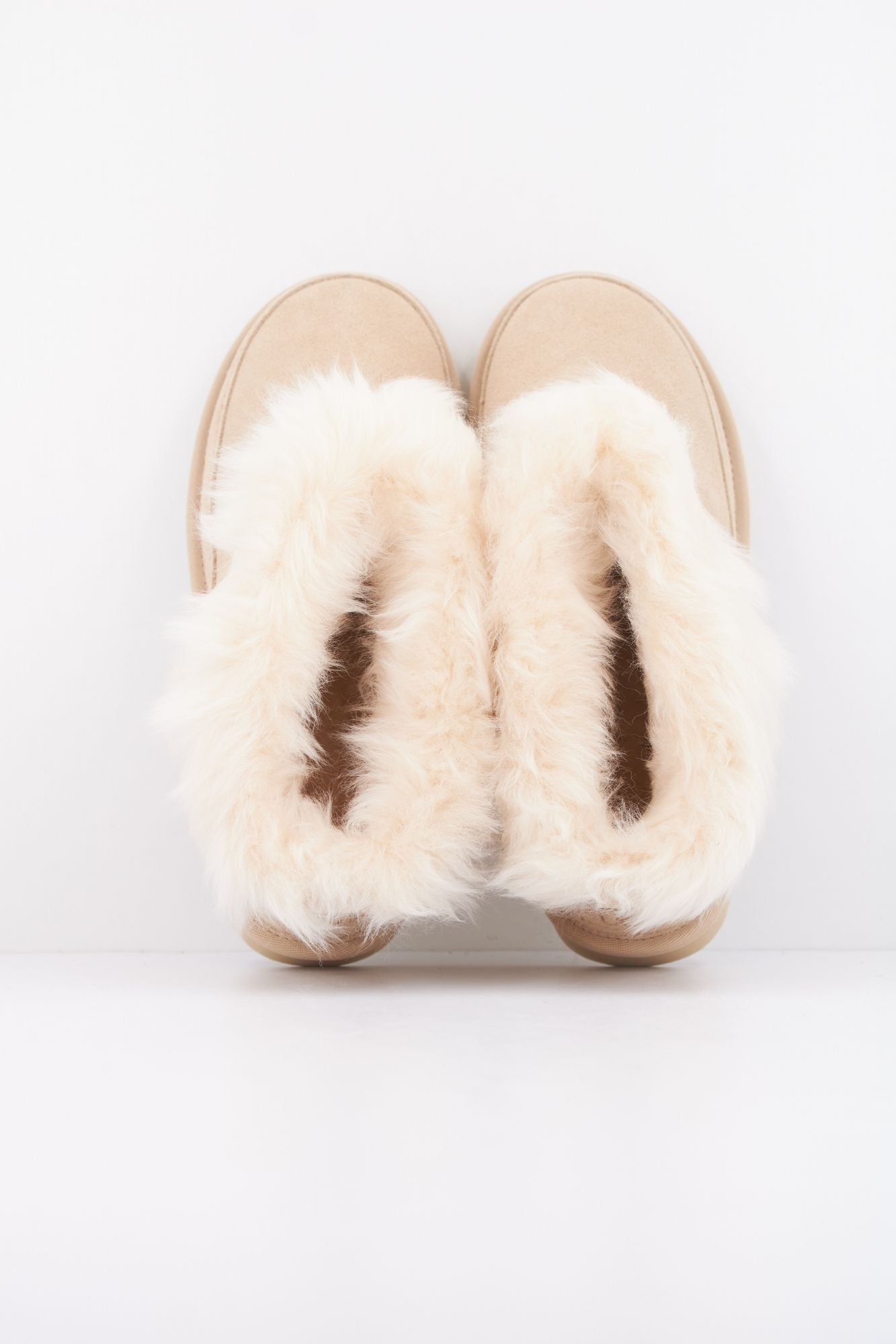 UGG W CLASSIC ULTRA MINI CHALE en color BEIS (3)