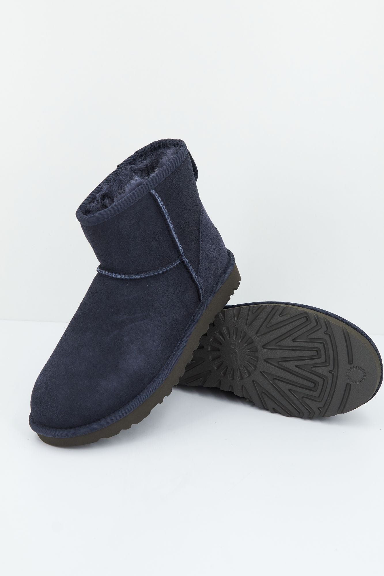 UGG CLASSIC MINI II en color AZUL (4)