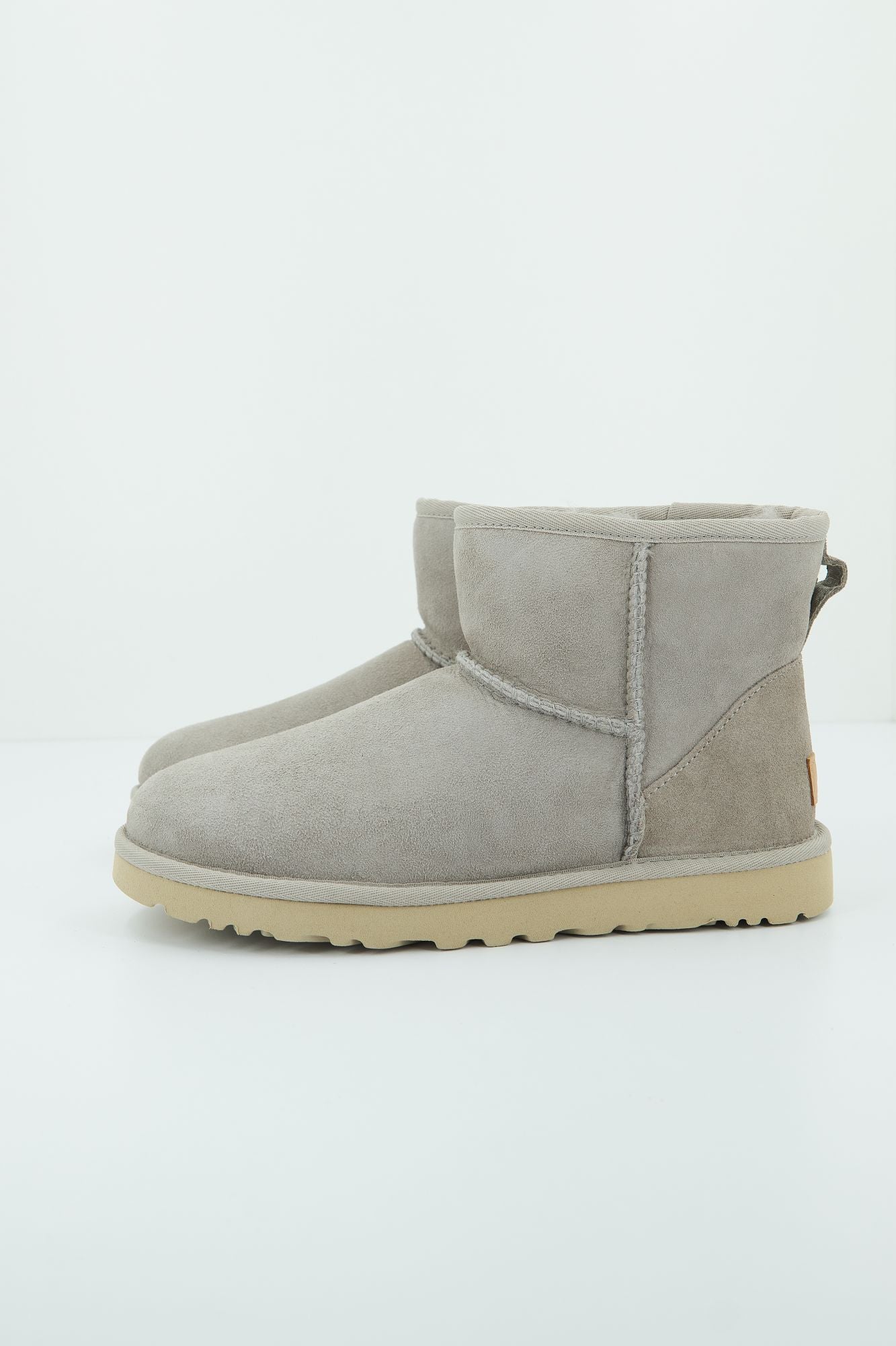 UGG W CLASSIC MINI II en color GRIS (1)