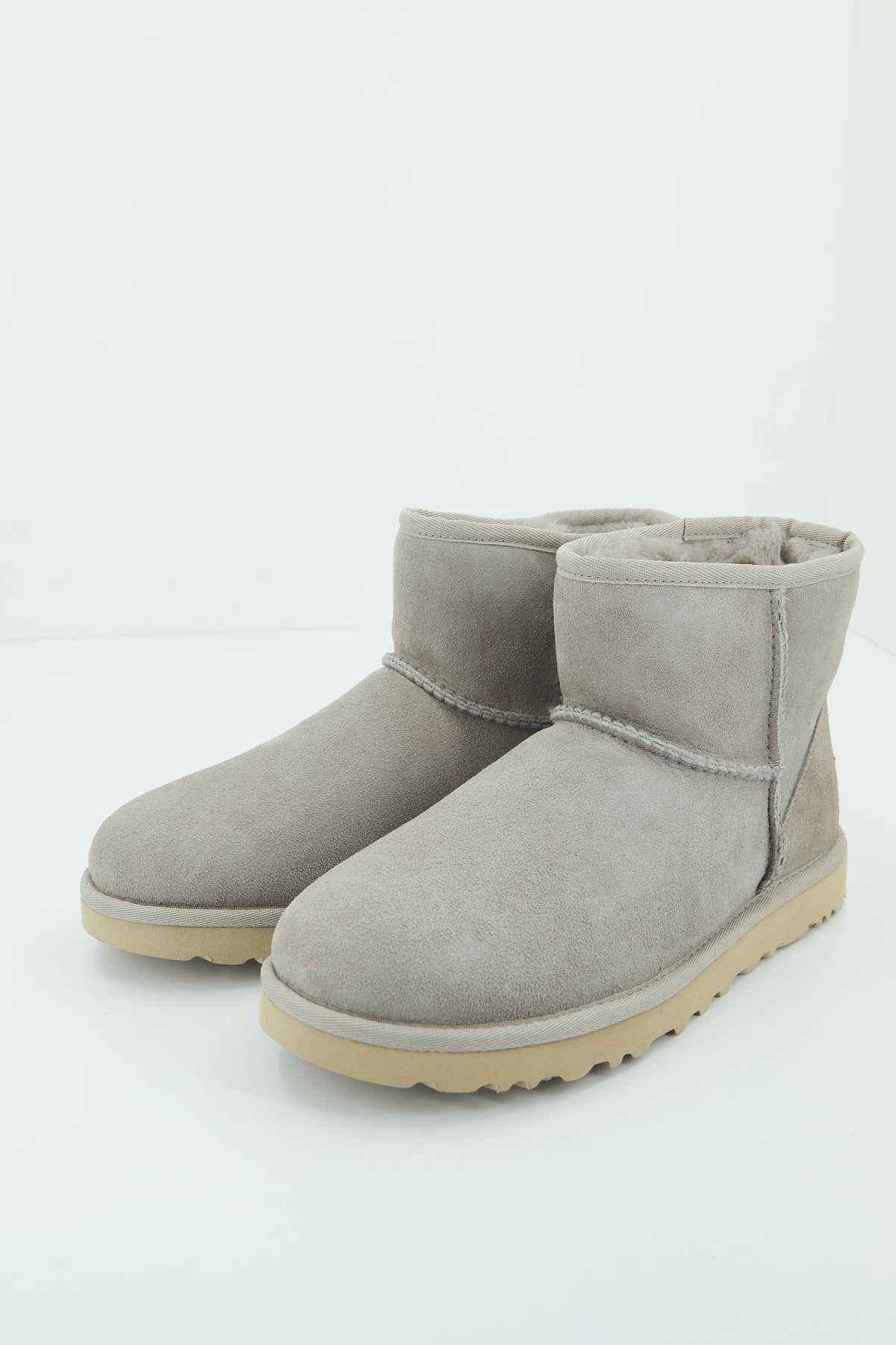 UGG W CLASSIC MINI II en color GRIS (2)