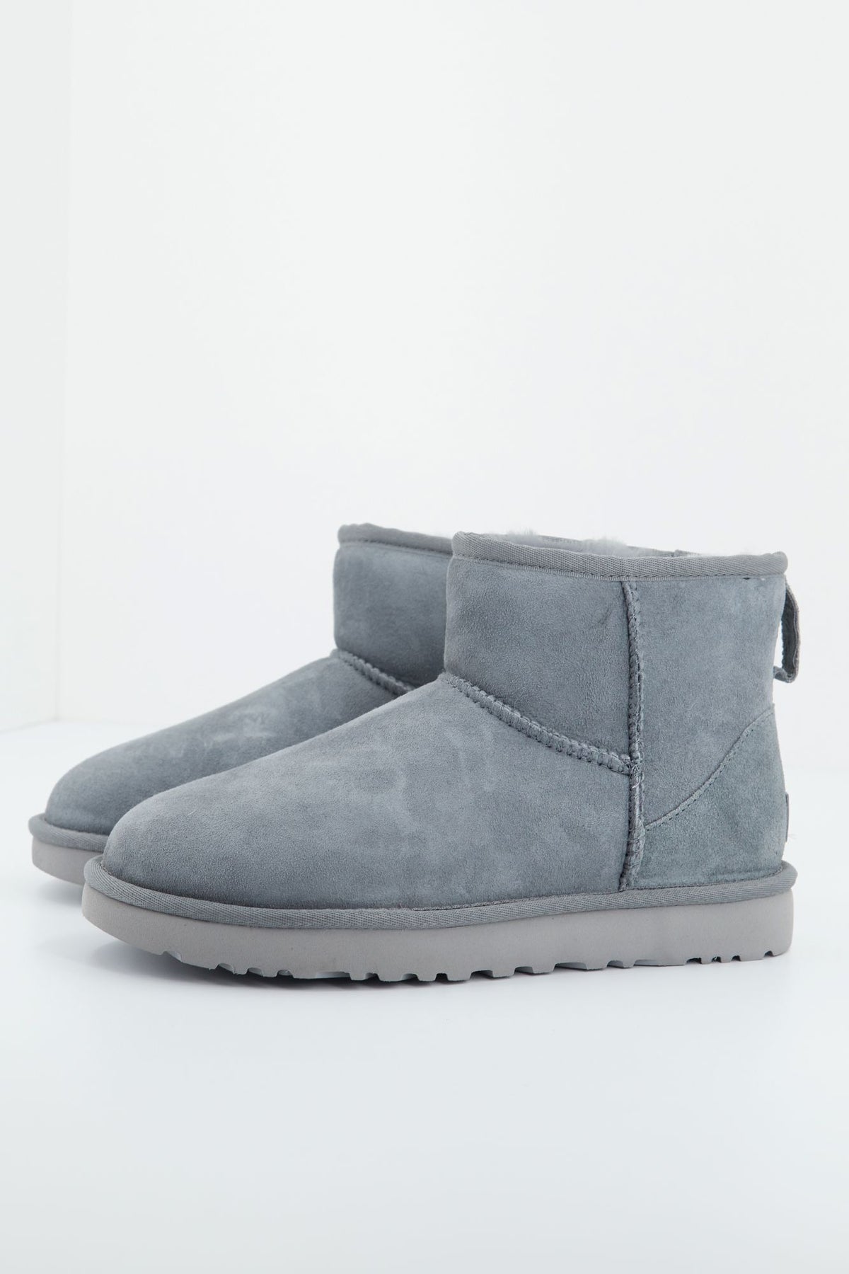 UGG UGG CLASSIC MINI en color GRIS (1)