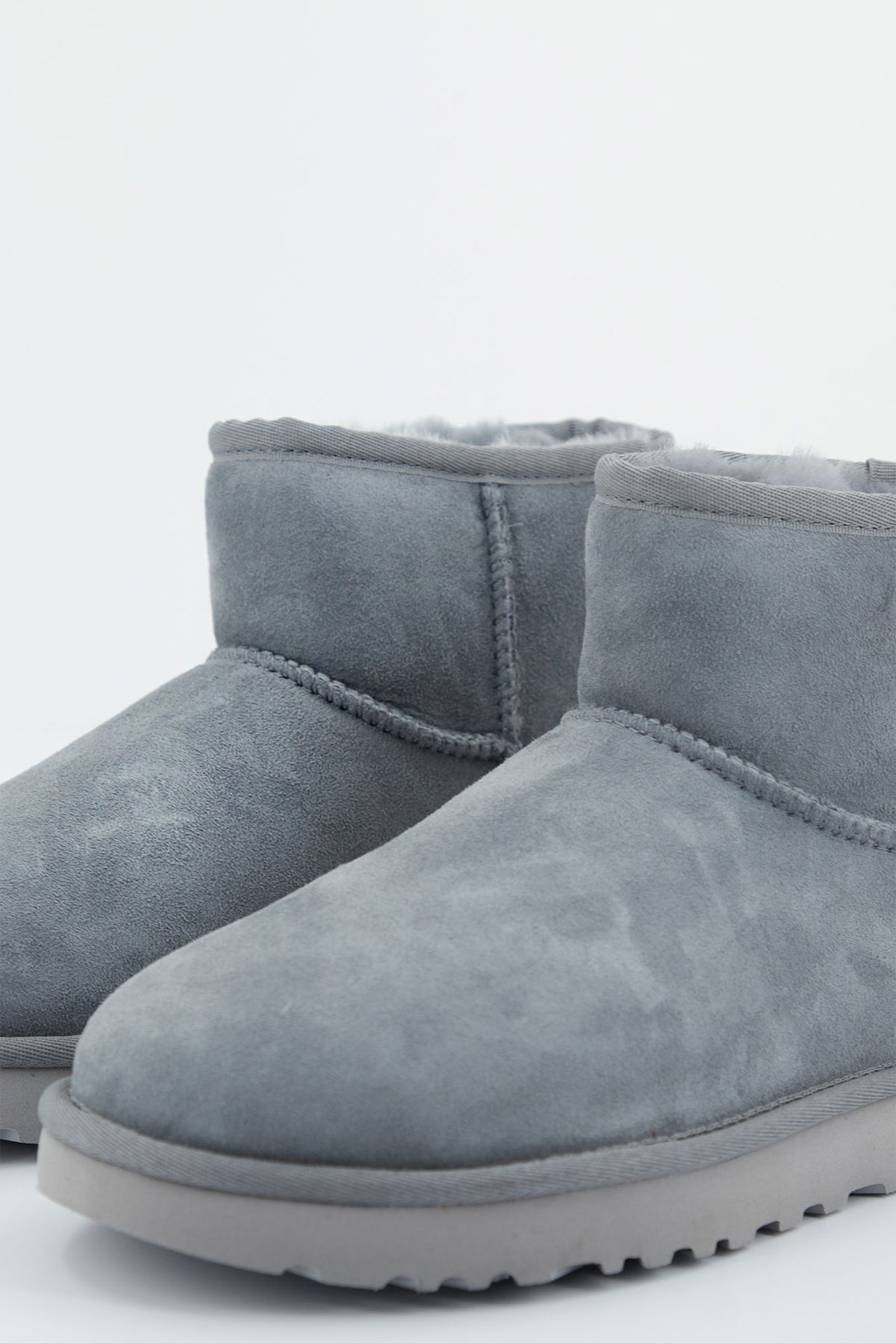 UGG UGG CLASSIC MINI en color GRIS (3)