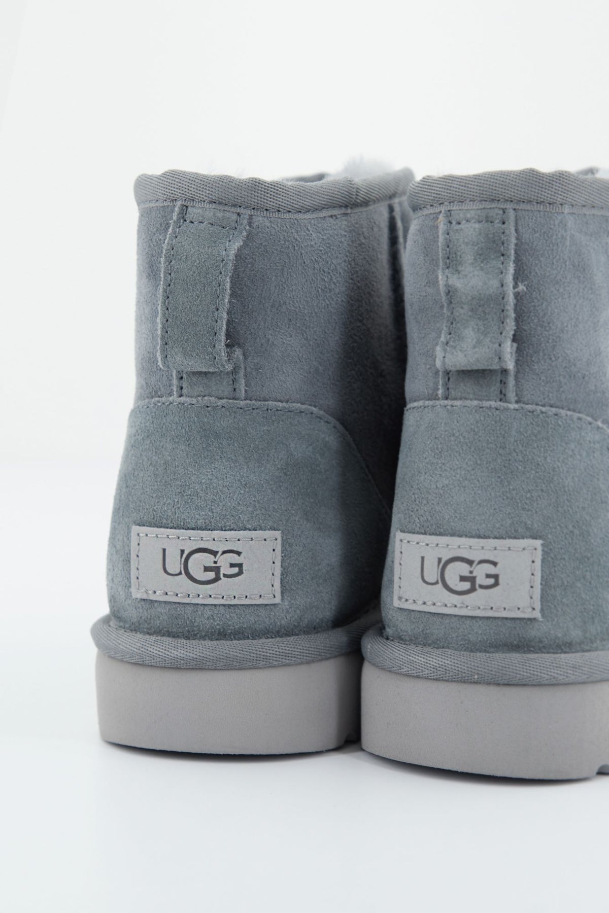 UGG UGG CLASSIC MINI en color GRIS (4)