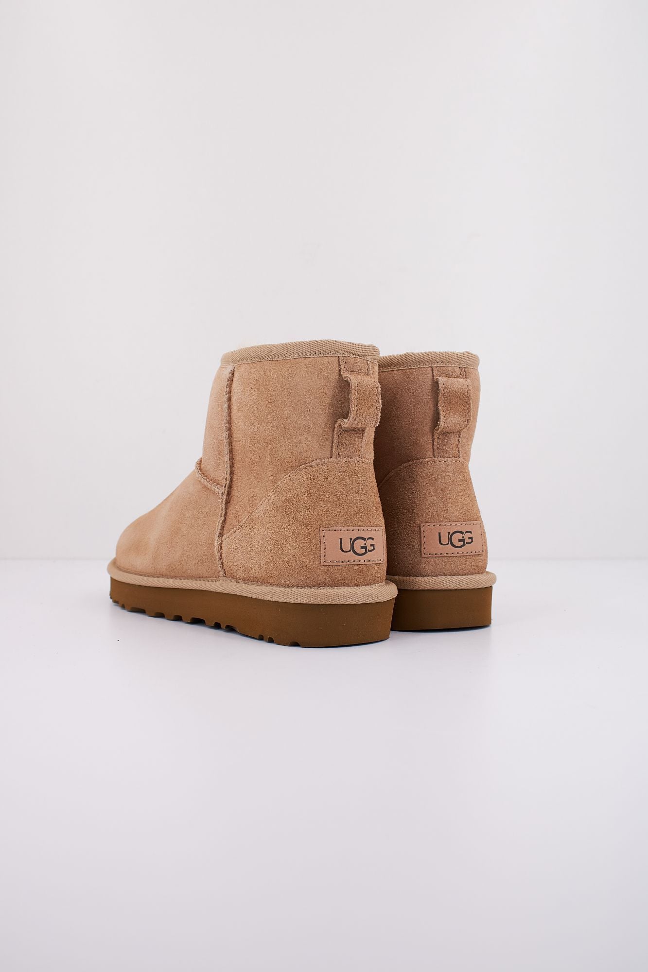 UGG W CLASSIC MINI II en color BEIS (4)