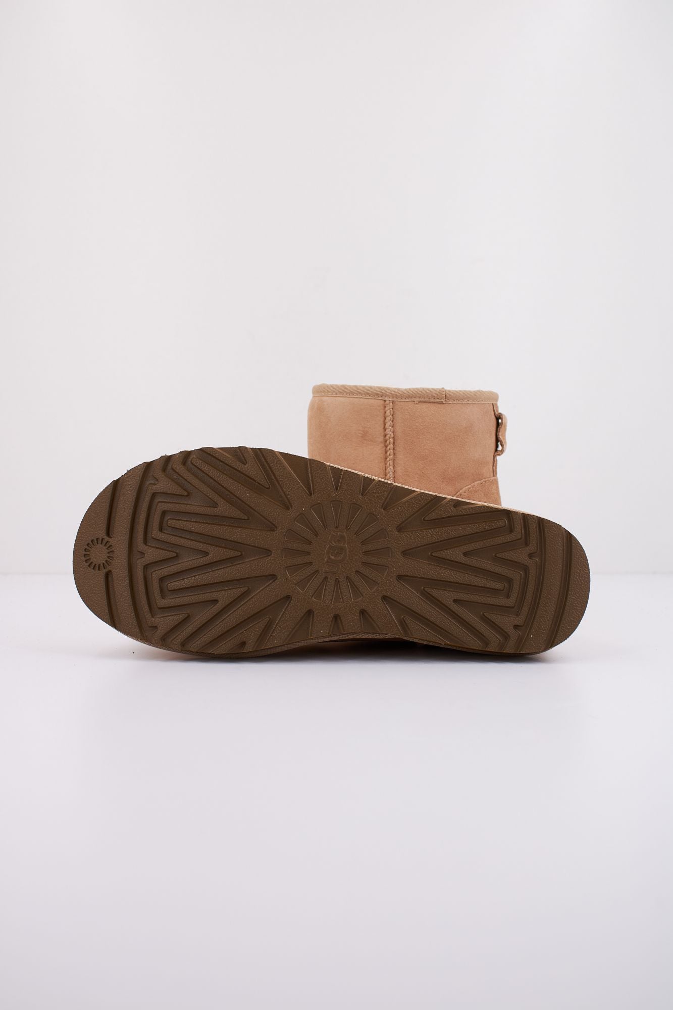 UGG W CLASSIC MINI II en color BEIS (5)