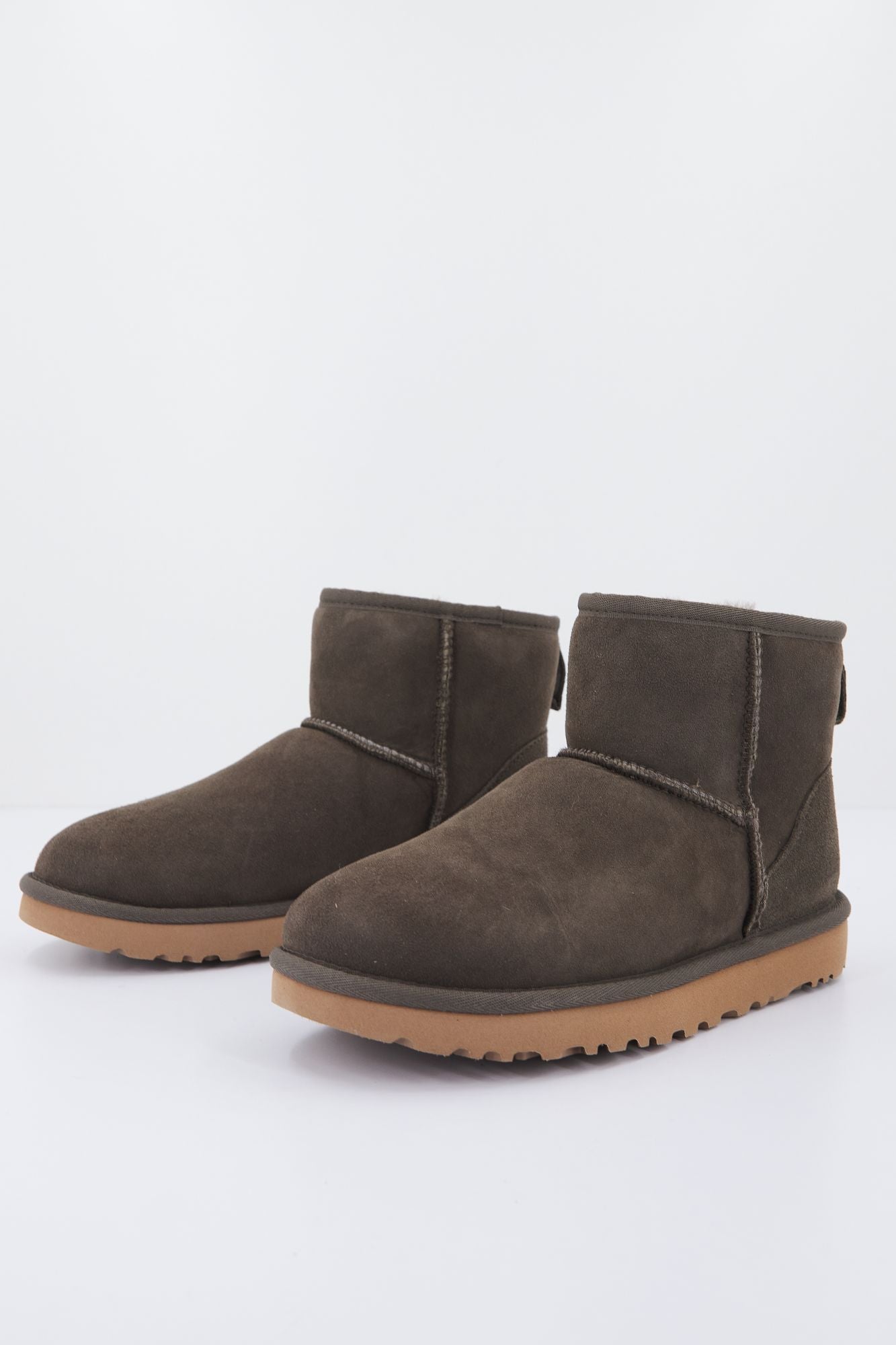 UGG CLASSIC MINI en color GRIS (1)