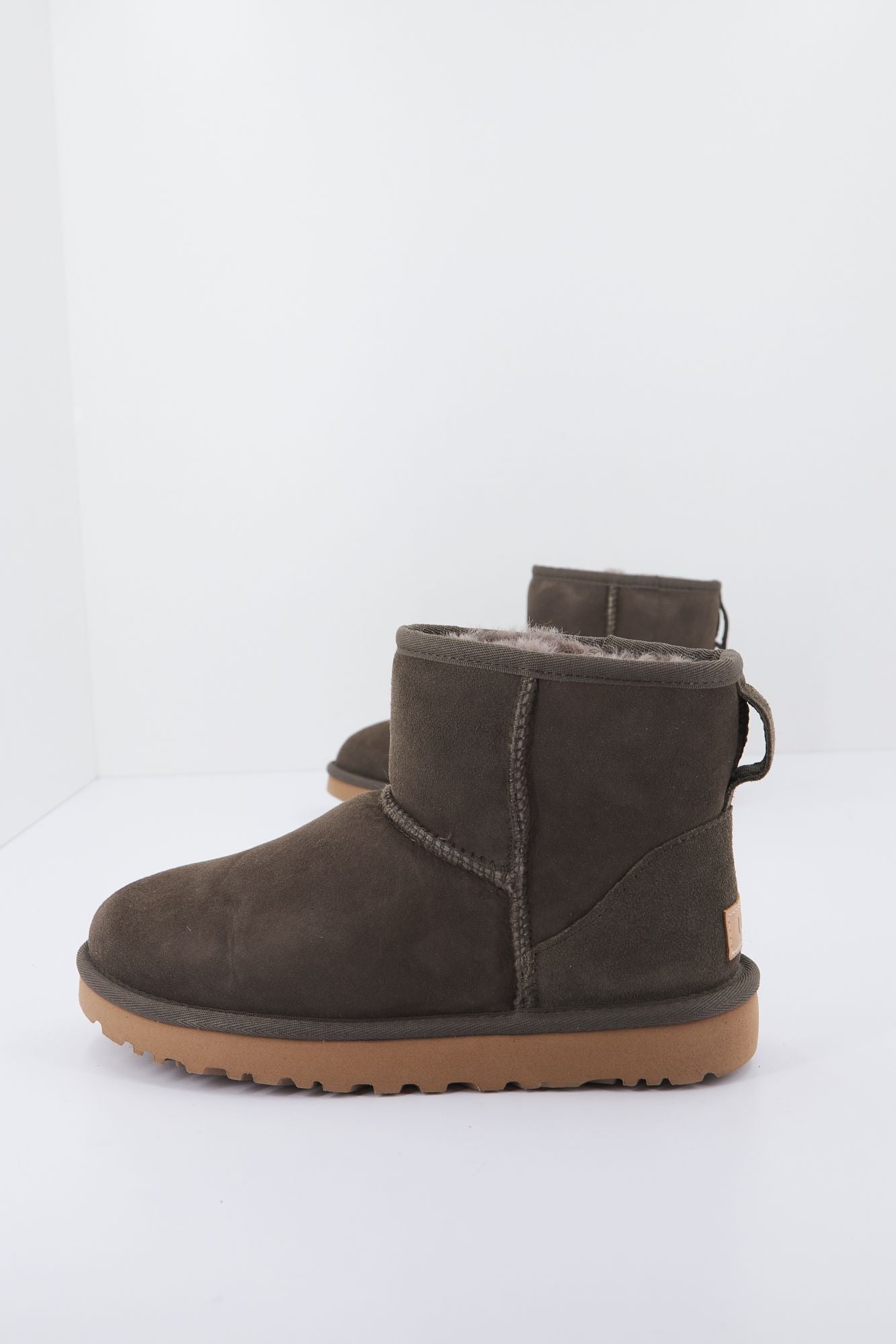 UGG CLASSIC MINI en color GRIS (2)