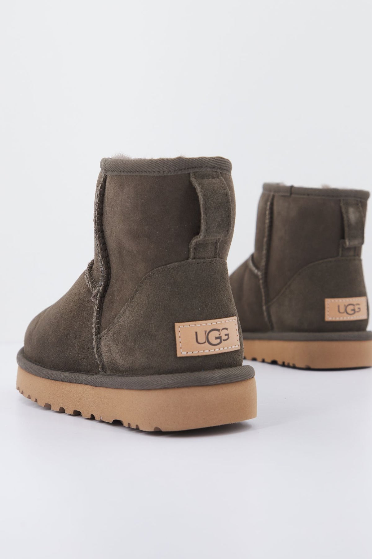 UGG CLASSIC MINI en color GRIS (3)