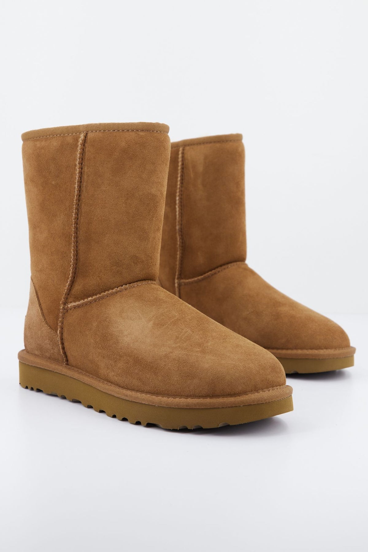 UGG UGG CLASSIC SHORT en color MARRON (2)