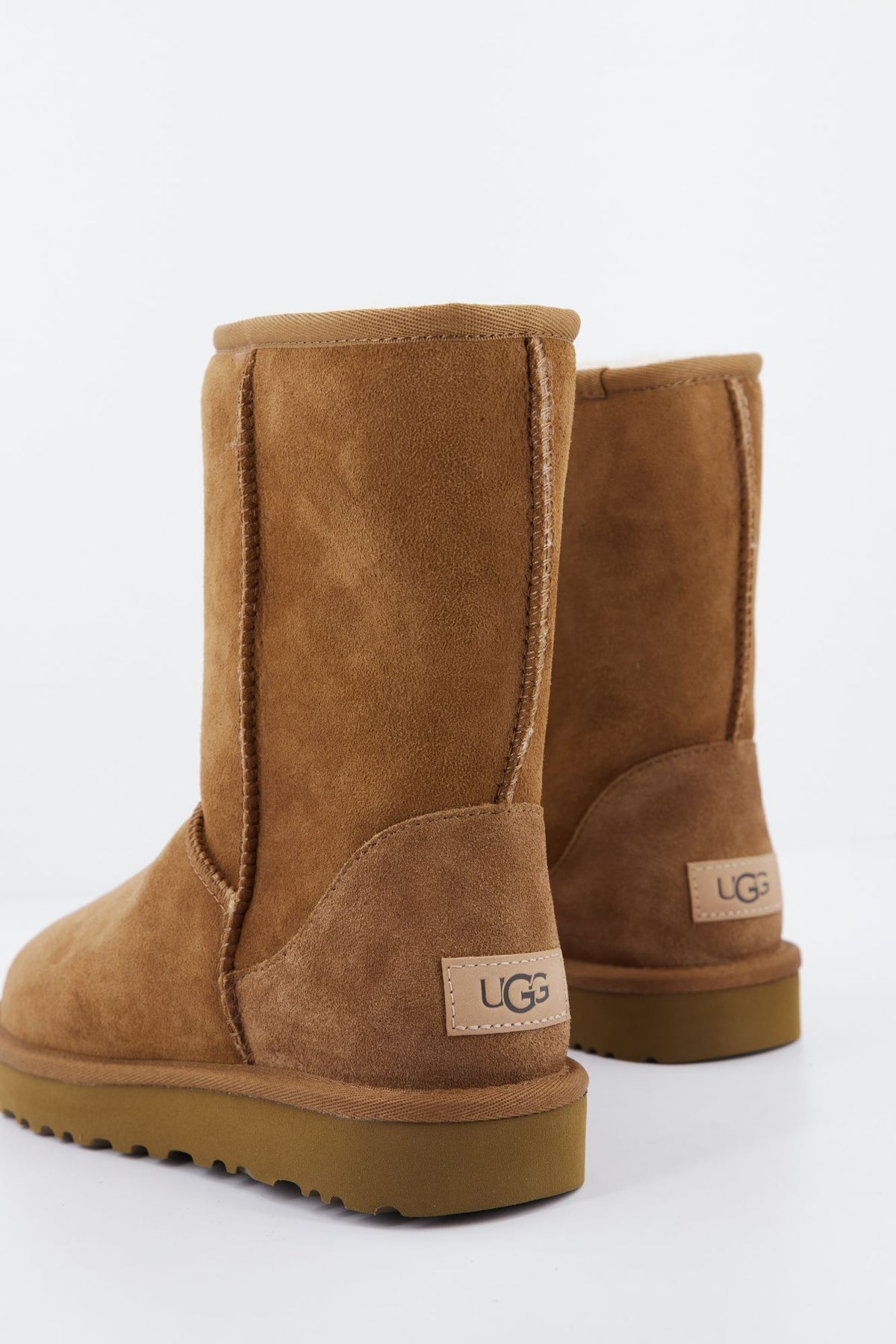 UGG UGG CLASSIC SHORT en color MARRON (3)