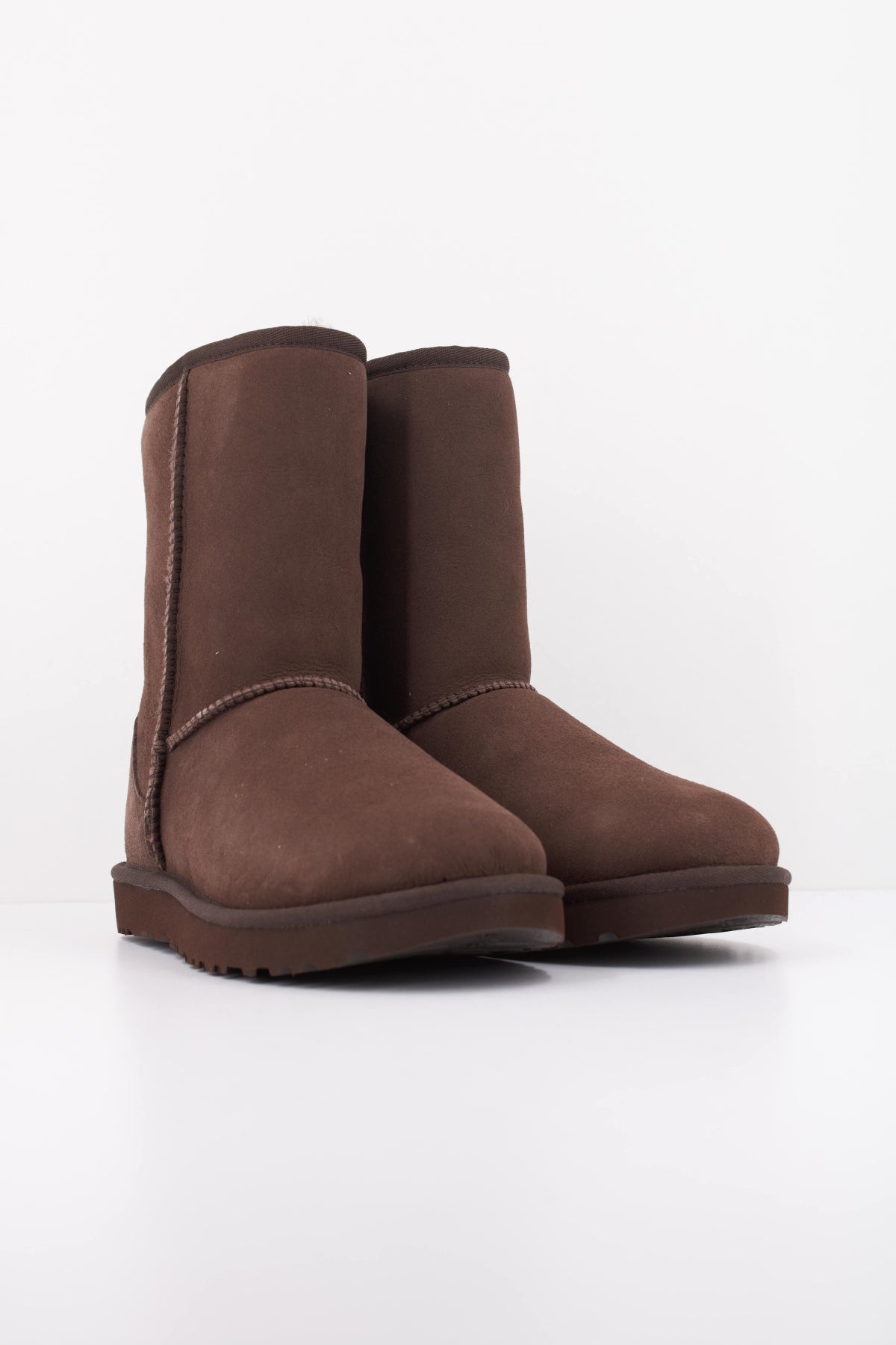 UGG W CLASSIC SHORT II en color MARRON (2)