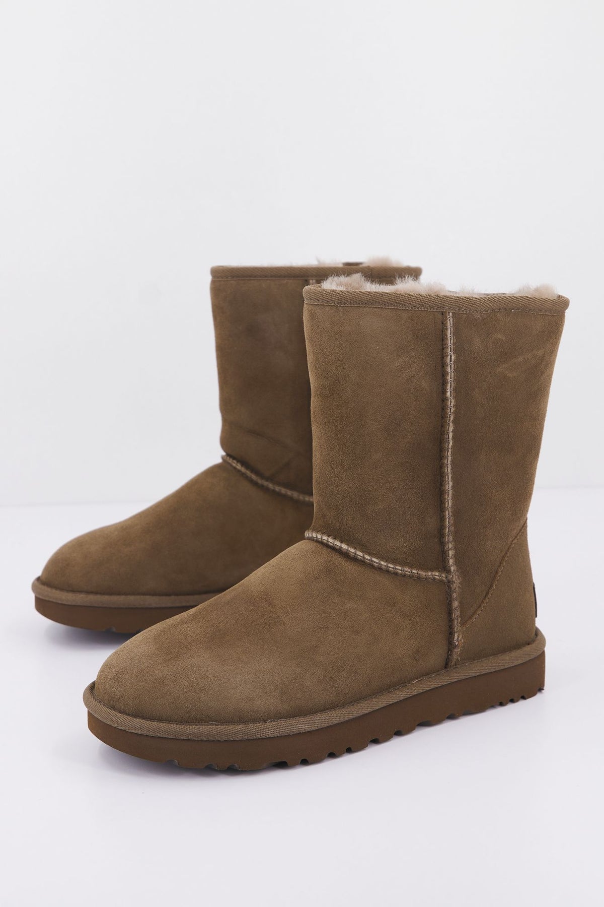 UGG UGG CLASSIC SHORT en color MARRON (1)