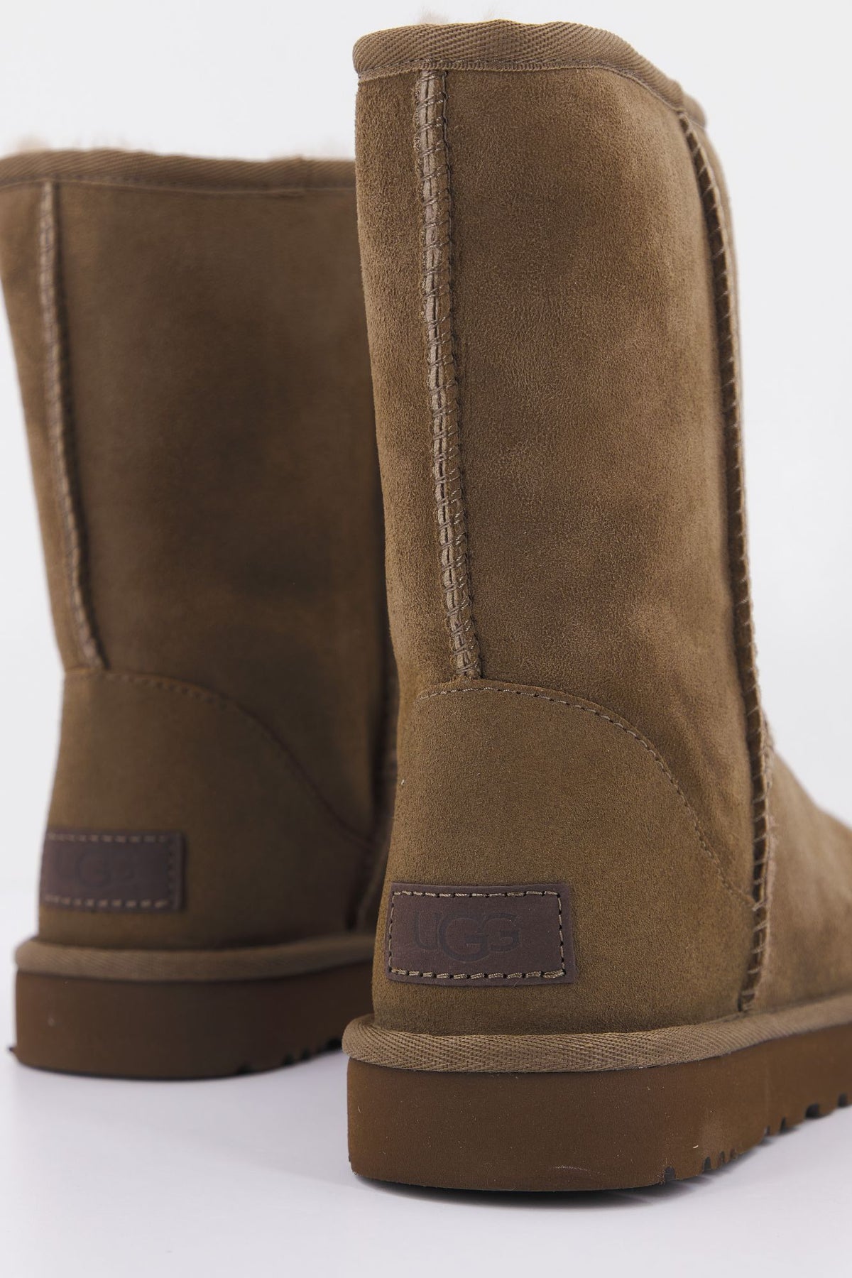 UGG UGG CLASSIC SHORT en color MARRON (3)