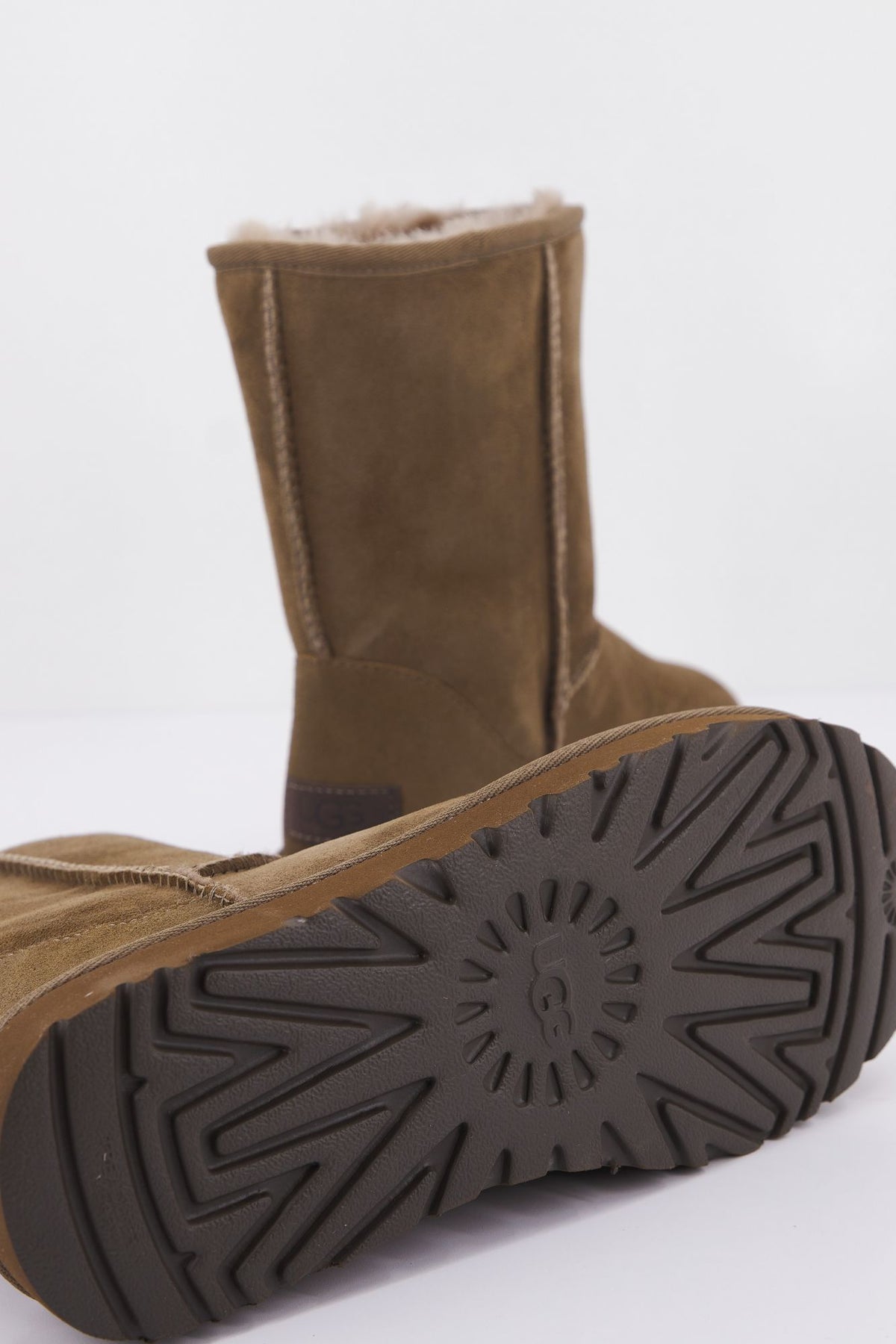 UGG UGG CLASSIC SHORT en color MARRON (4)
