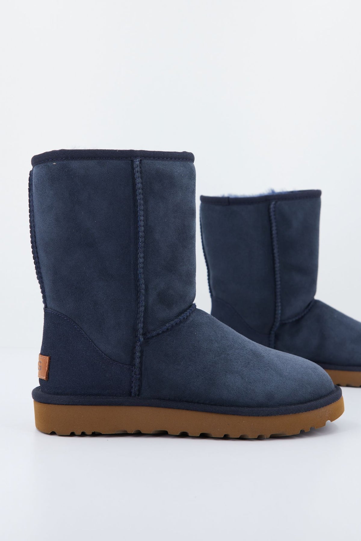 UGG W CLASSIC SHORT II en color AZUL (2)