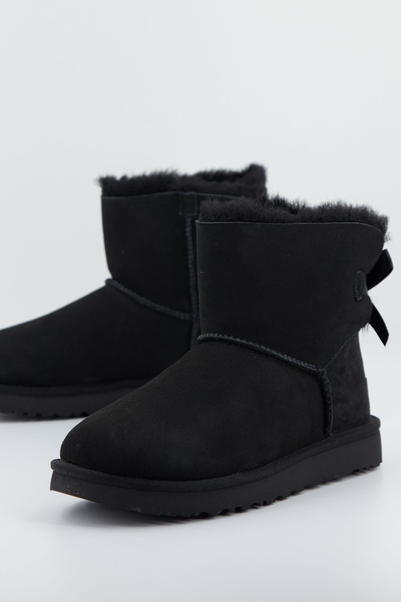UGG UGG MINI BOW en color NEGRO (1)