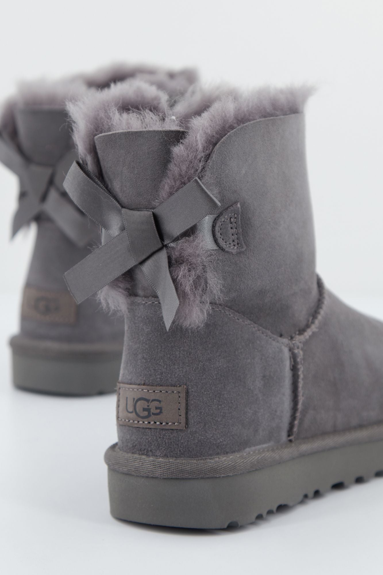 UGG UGG MINI BOW en color GRIS (2)