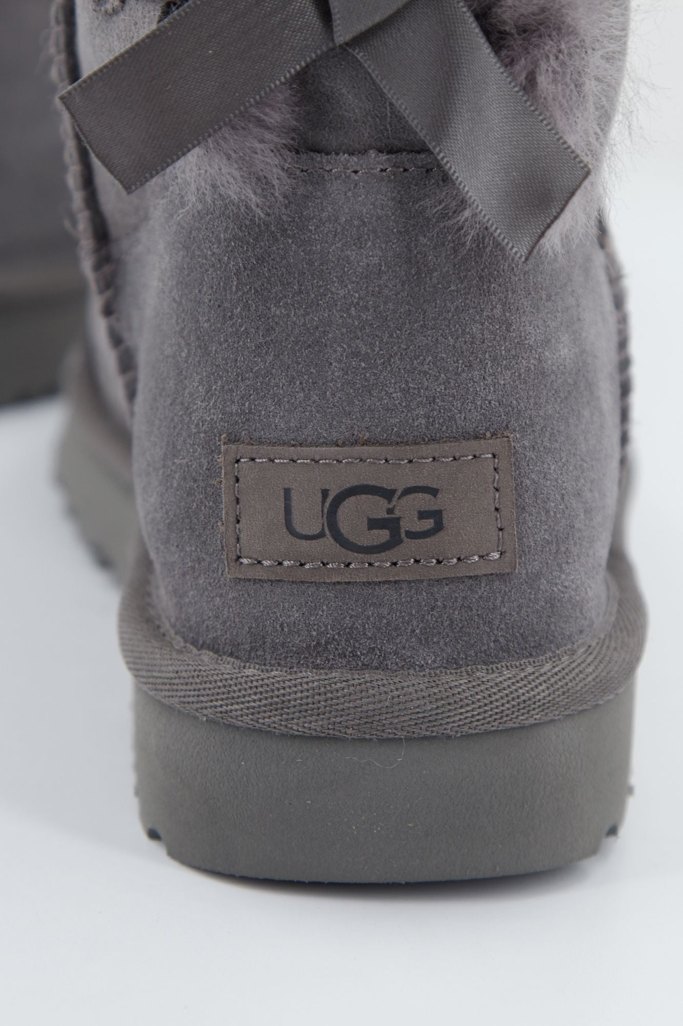 UGG UGG MINI BOW en color GRIS (4)