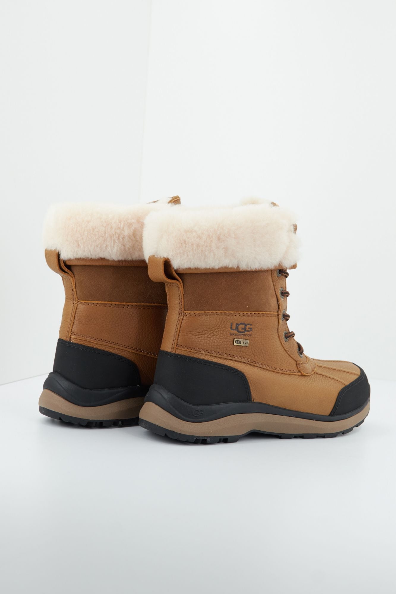 UGG ADIRONDACK BOOT III en color MARRON (2)